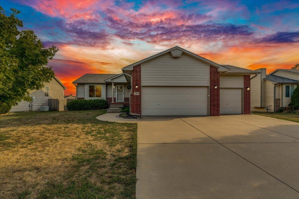 2407 E Kite St. Property Photo 1