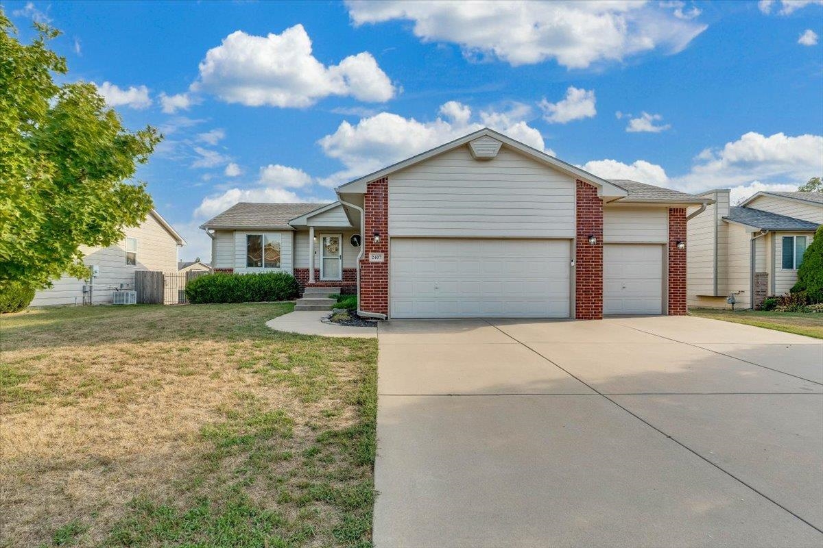 2407 E Kite St. Property Photo 2