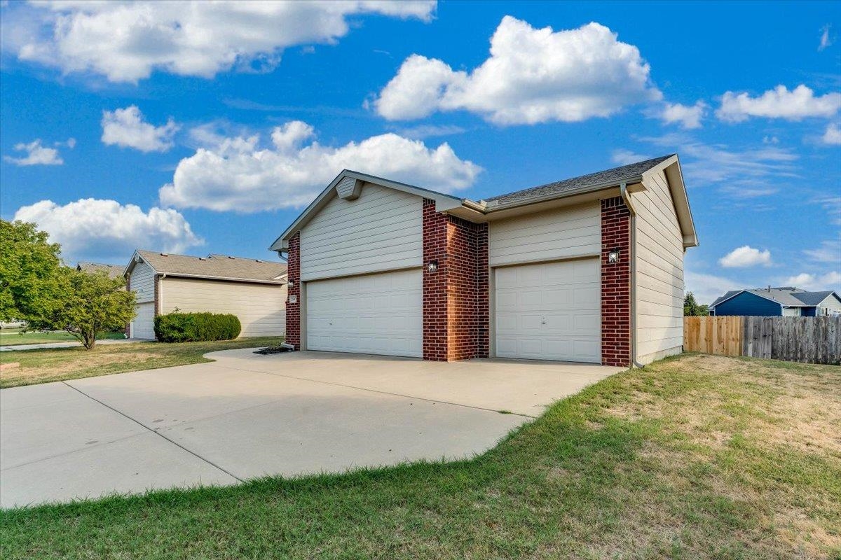 2407 E Kite St. Property Photo 4