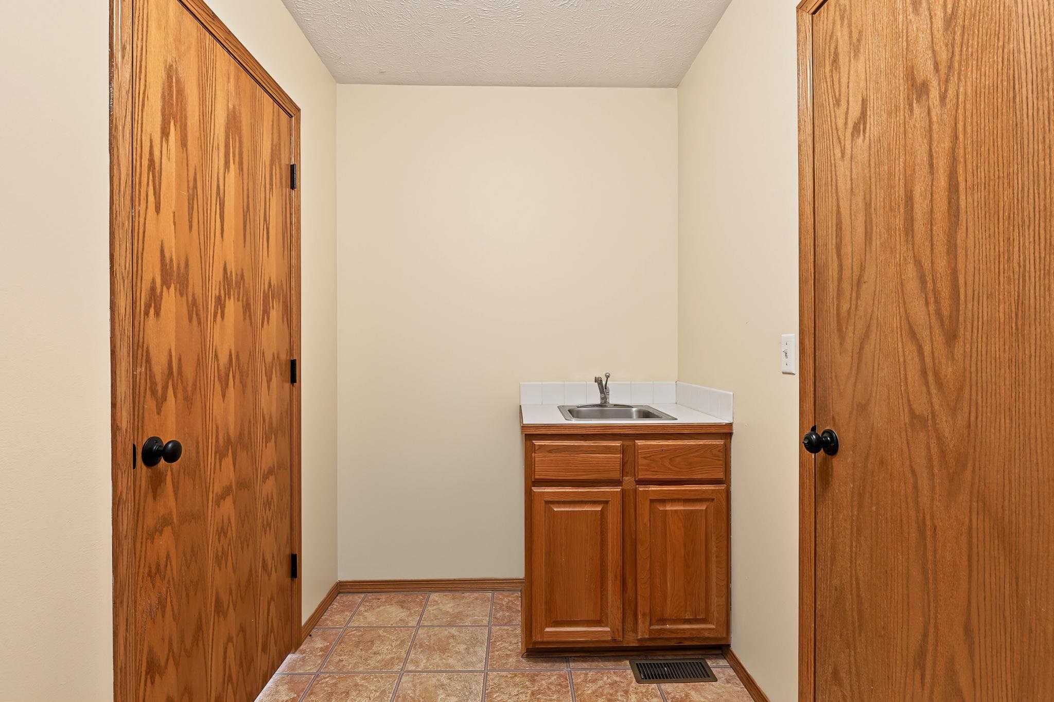 109 N Valley Stream Property Photo 9