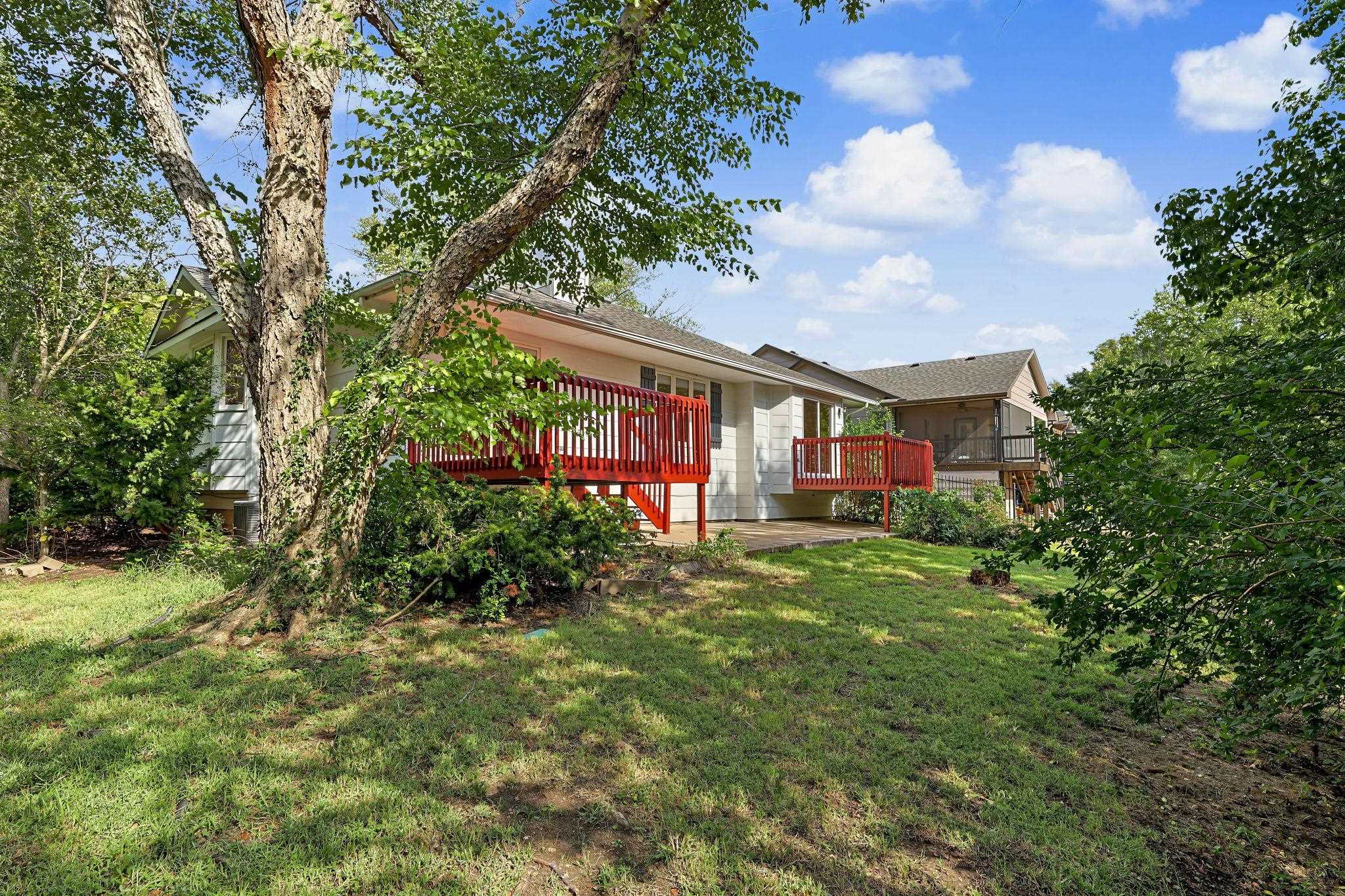 109 N Valley Stream Property Photo 21