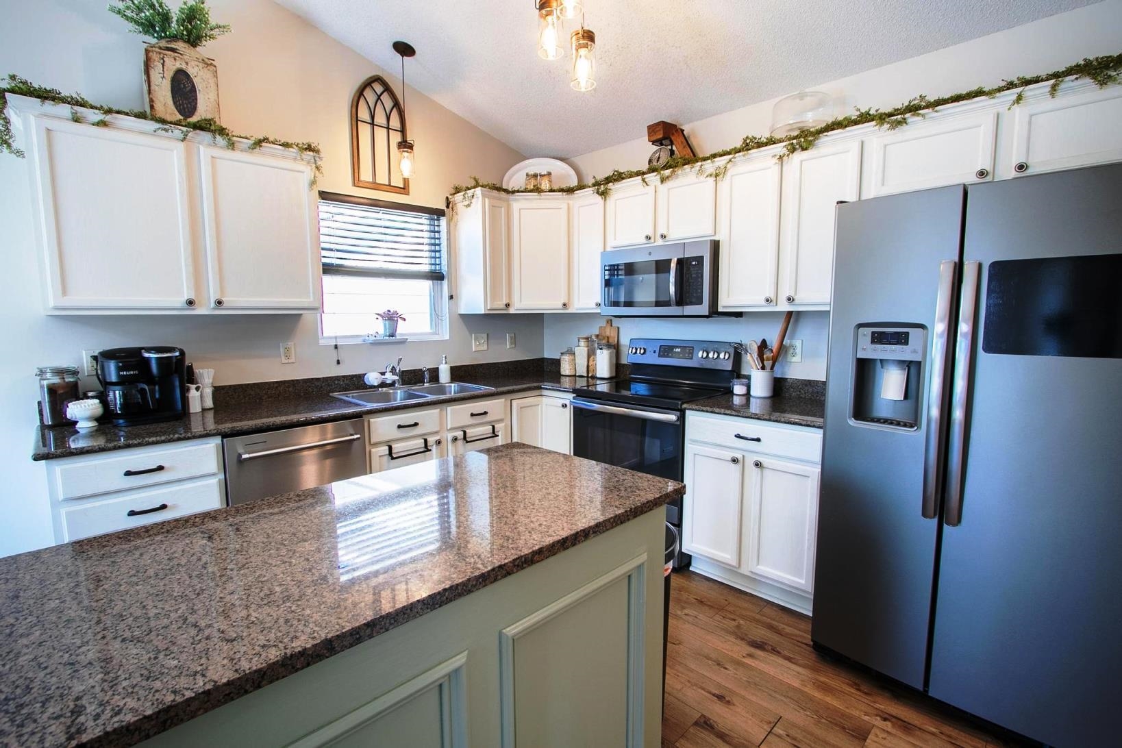 1511 E Cedar Tree Property Photo 2