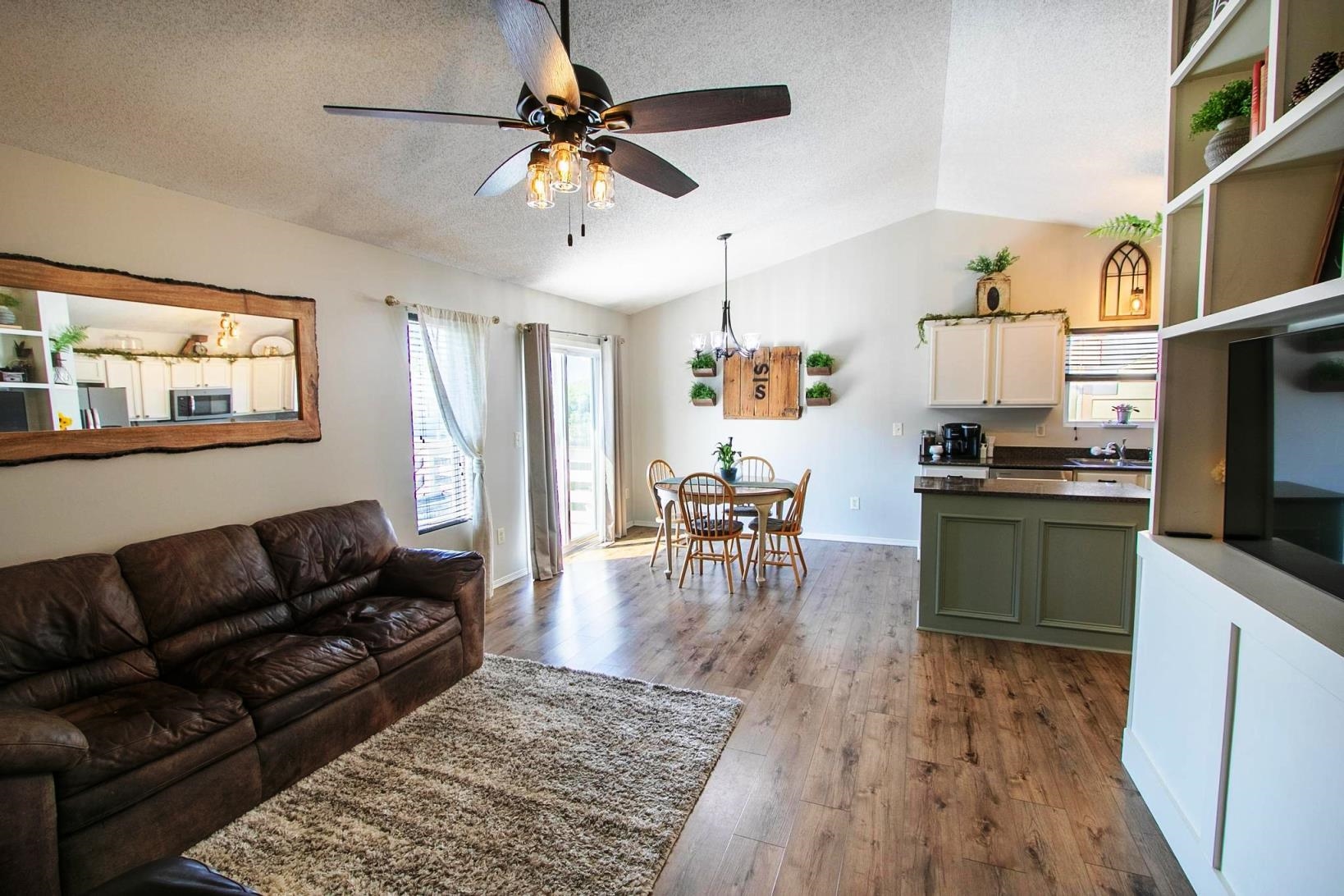 1511 E Cedar Tree Property Photo 3