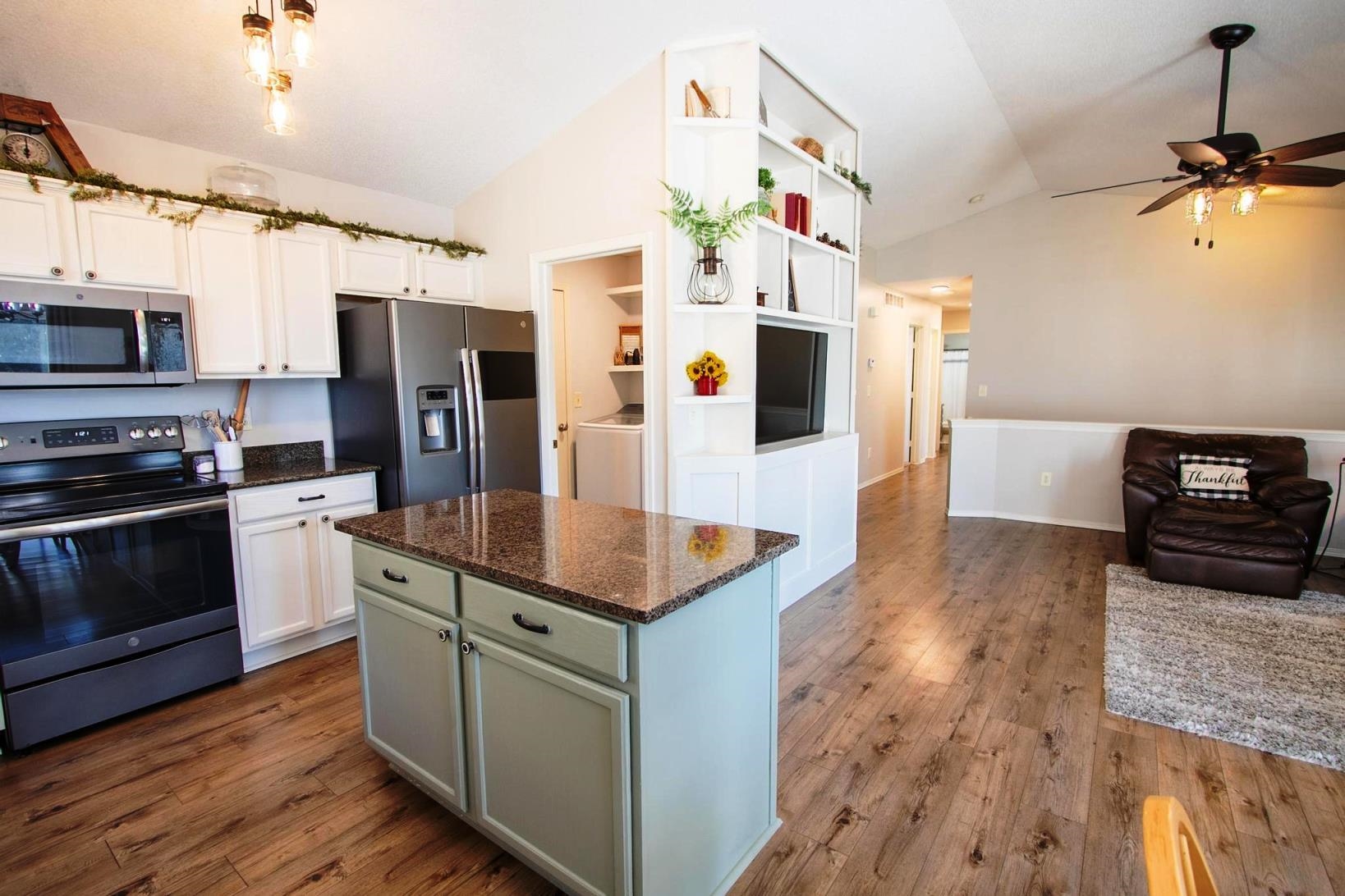 1511 E Cedar Tree Property Photo 8