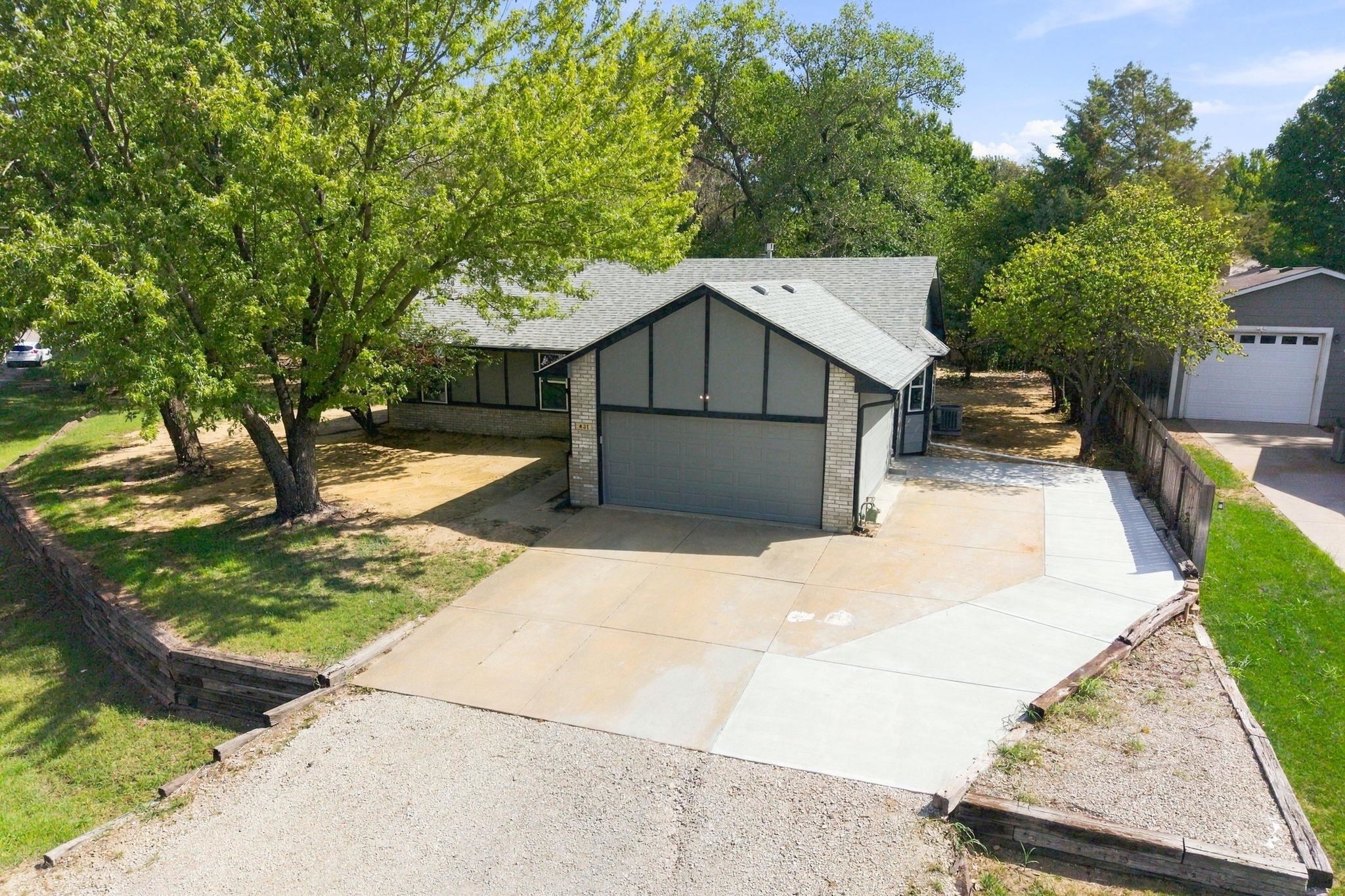 431 W White Tail St Property Photo 3