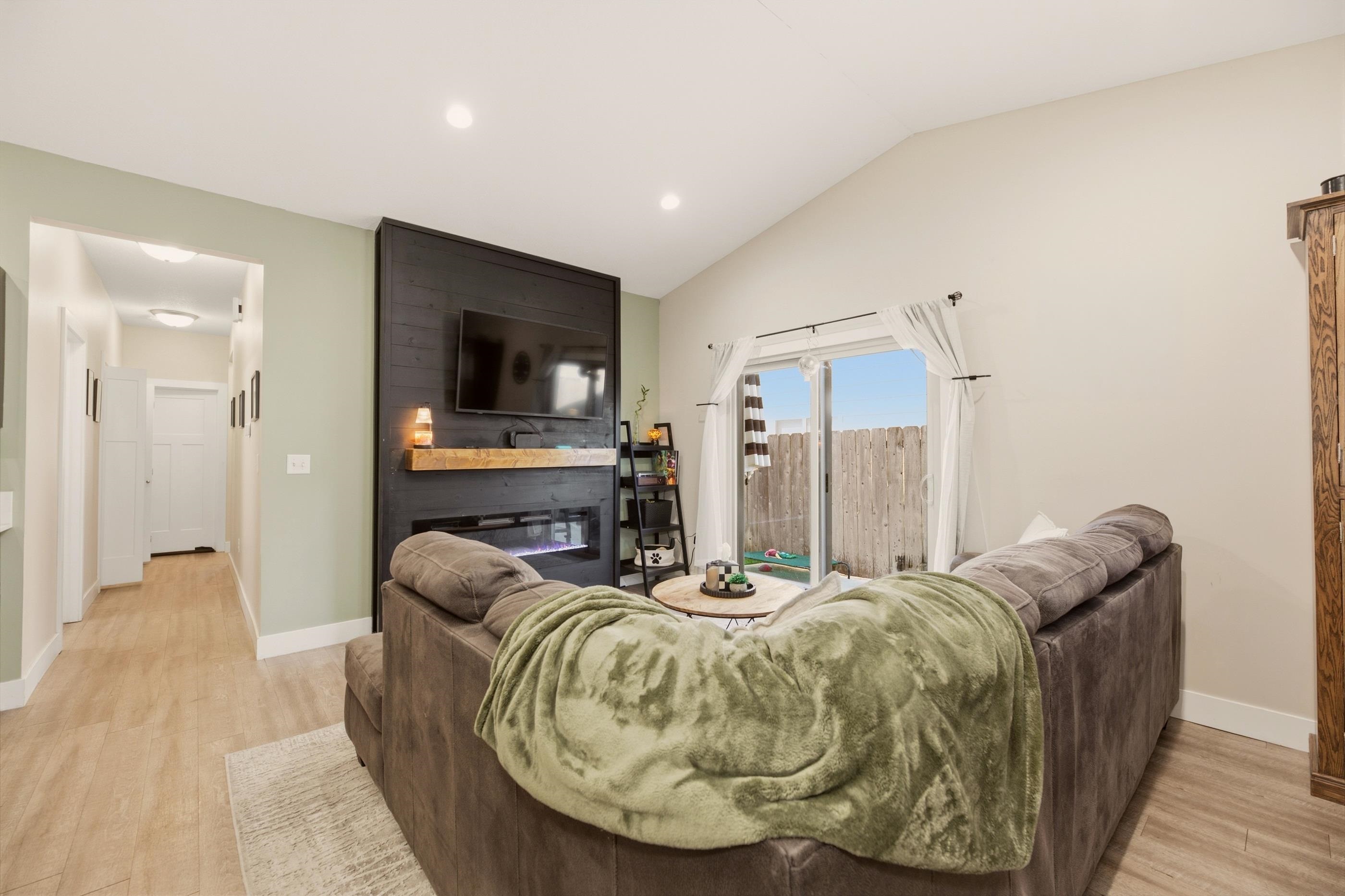 3209 E Aster Property Photo 4