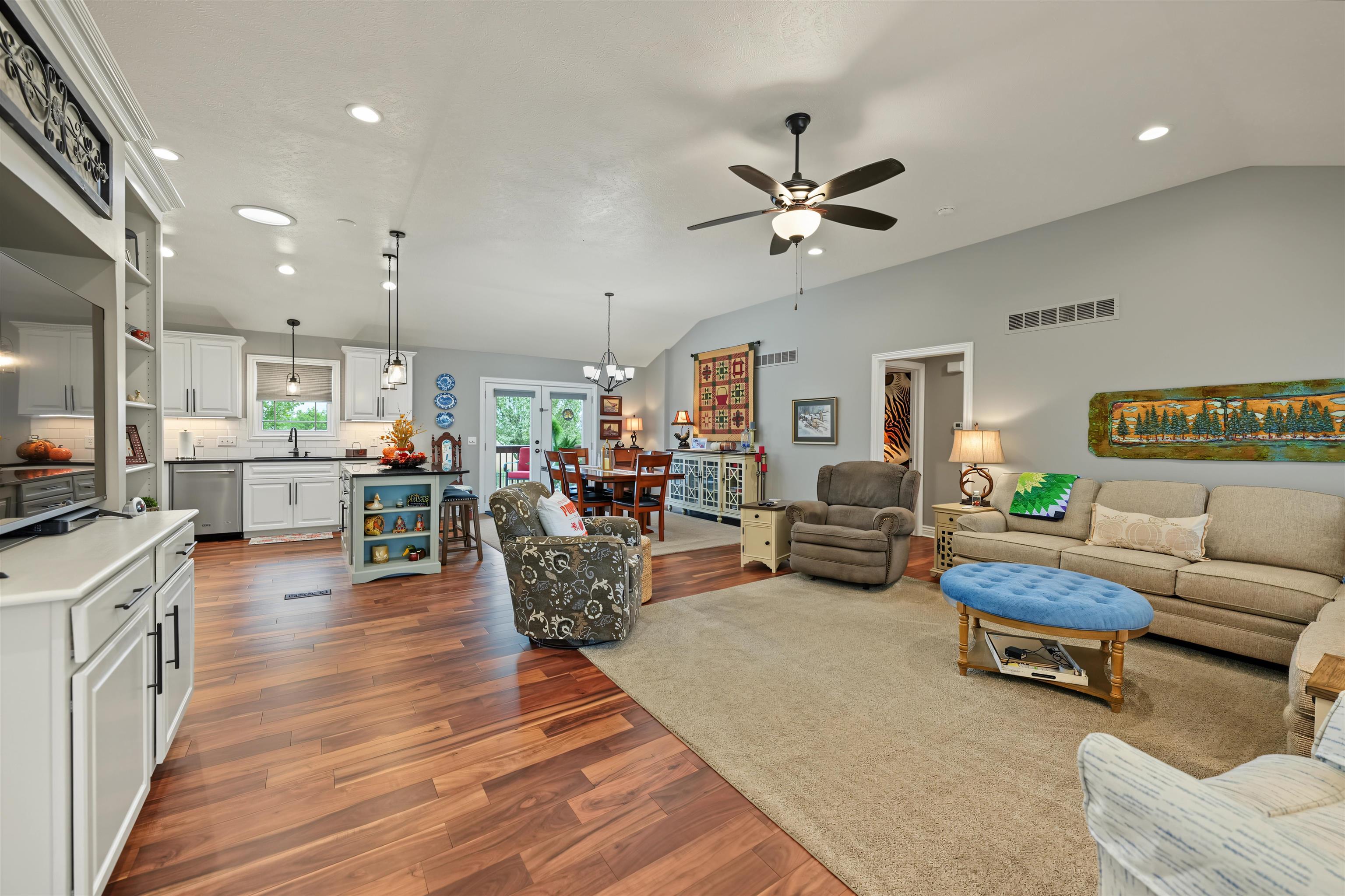 1813 Bluestem Ln Property Photo 3