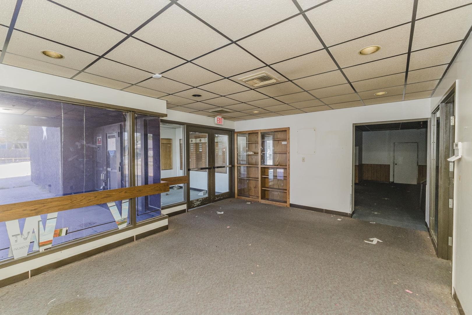 1560 S Topeka Property Photo 4