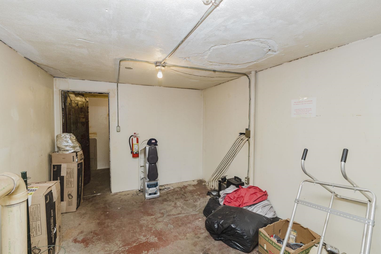 1560 S Topeka Property Photo 15