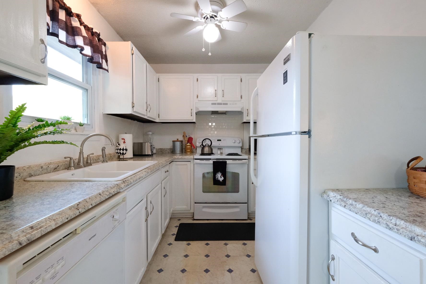 1814 E Frontenac Property Photo 6