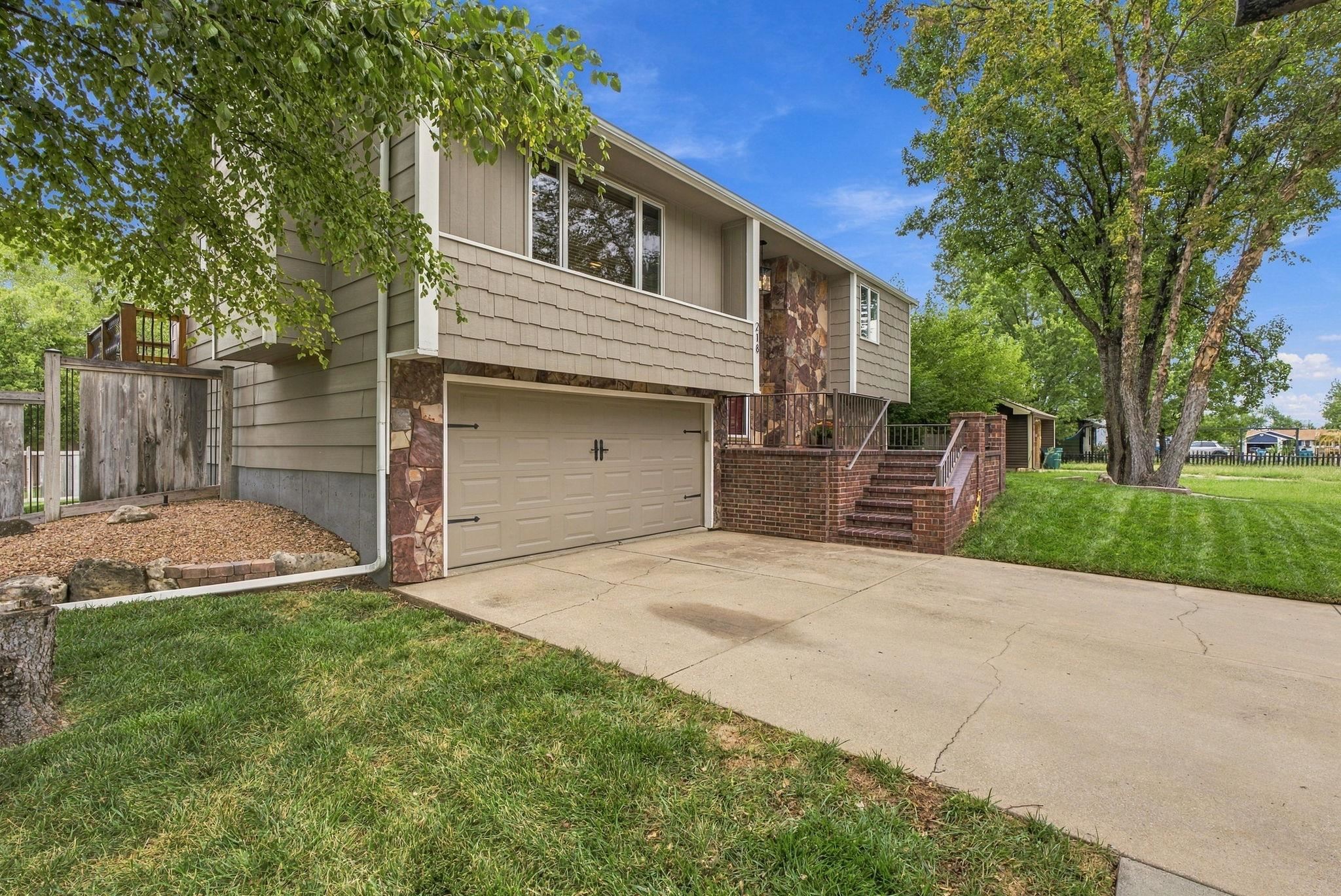 218 E Osage Property Photo 3