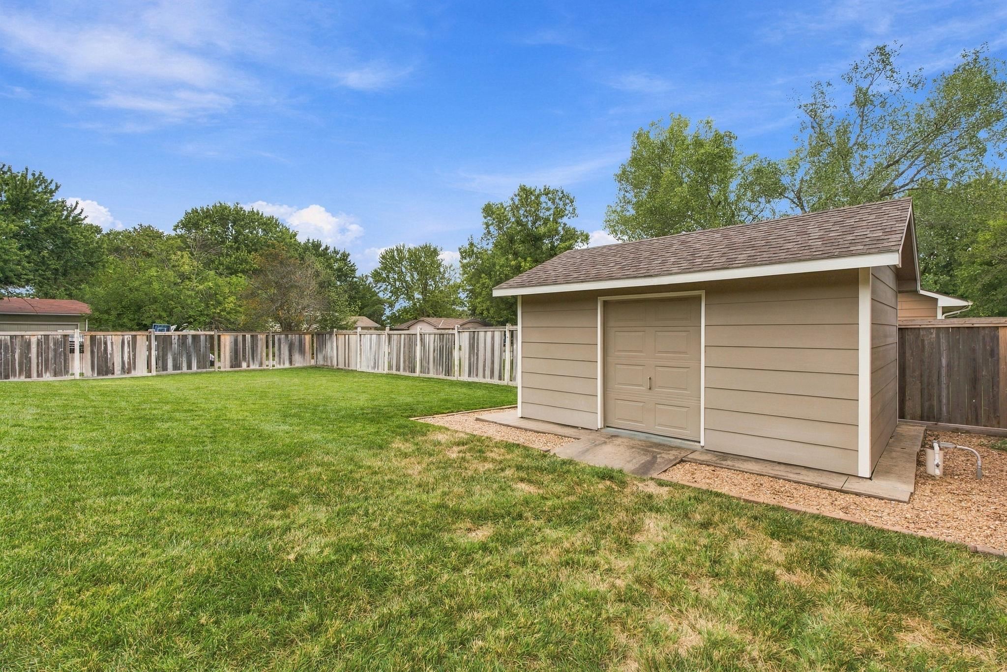 218 E Osage Property Photo 32