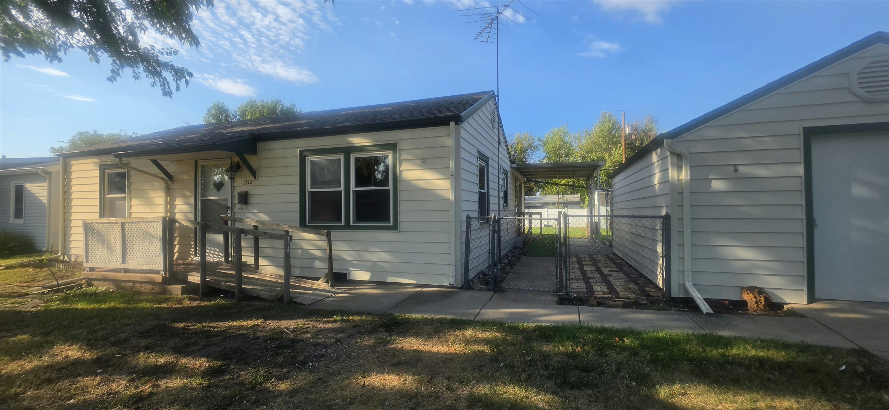 1312 W Regal St Property Photo 2