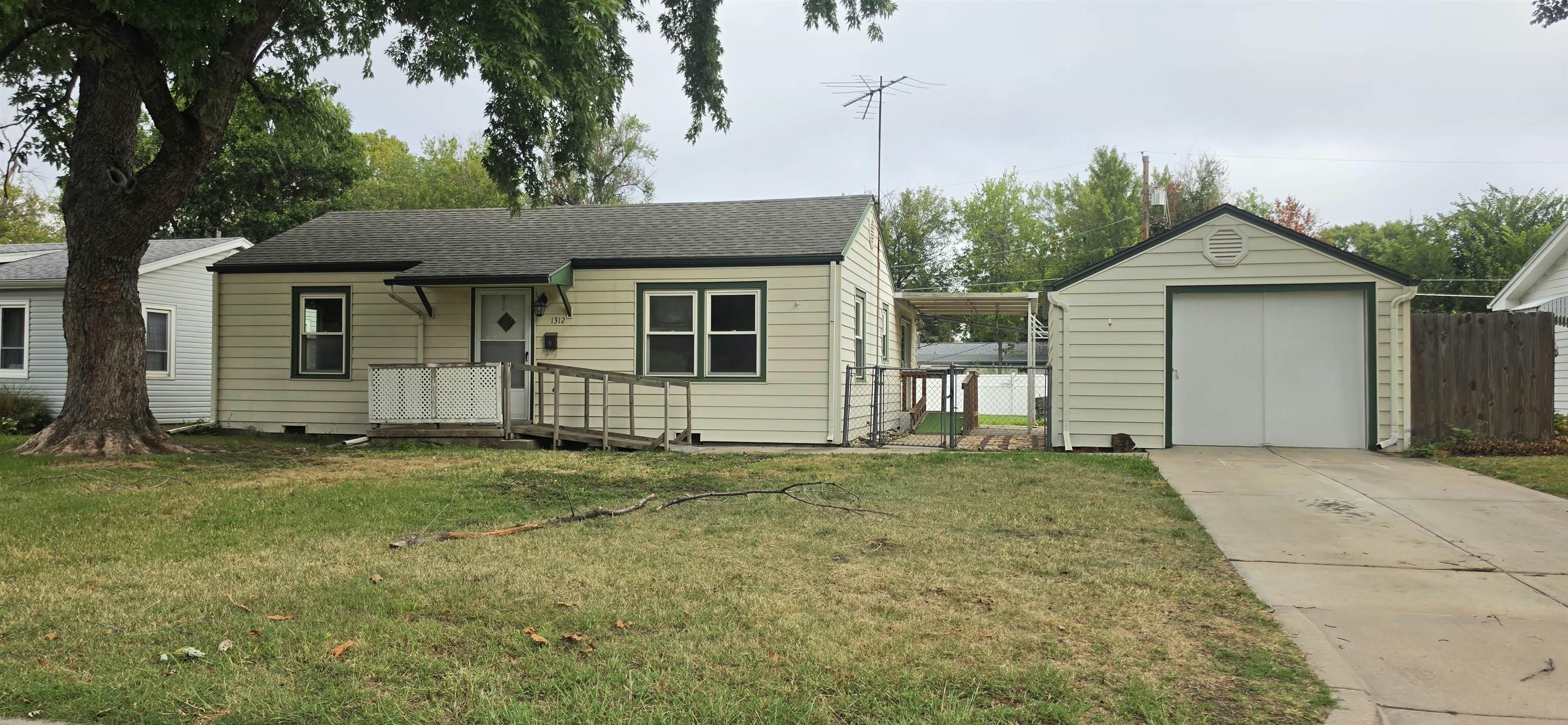 1312 W Regal St Property Photo 3