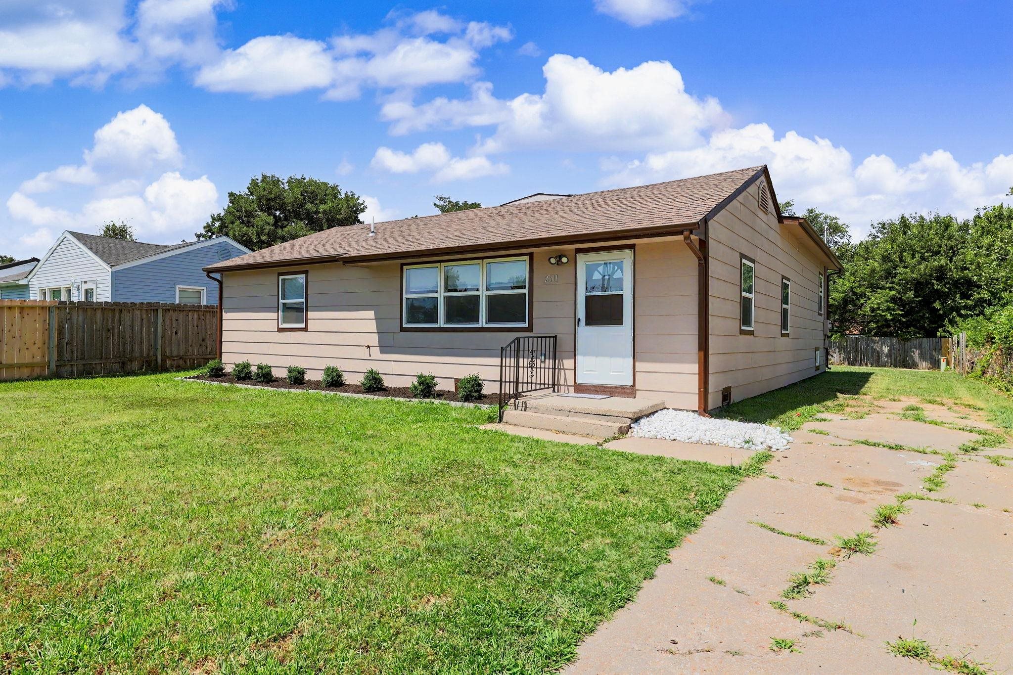 2611 N Lorraine Ave Property Photo 2