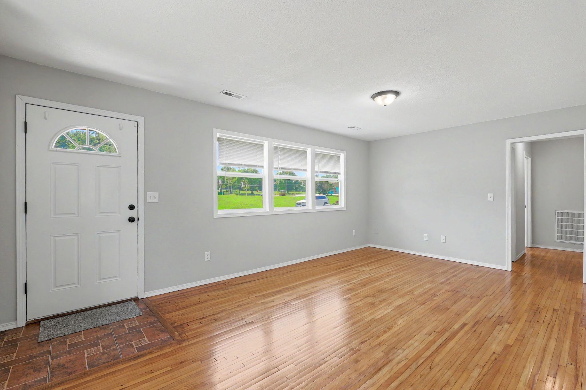 2611 N Lorraine Ave Property Photo 3