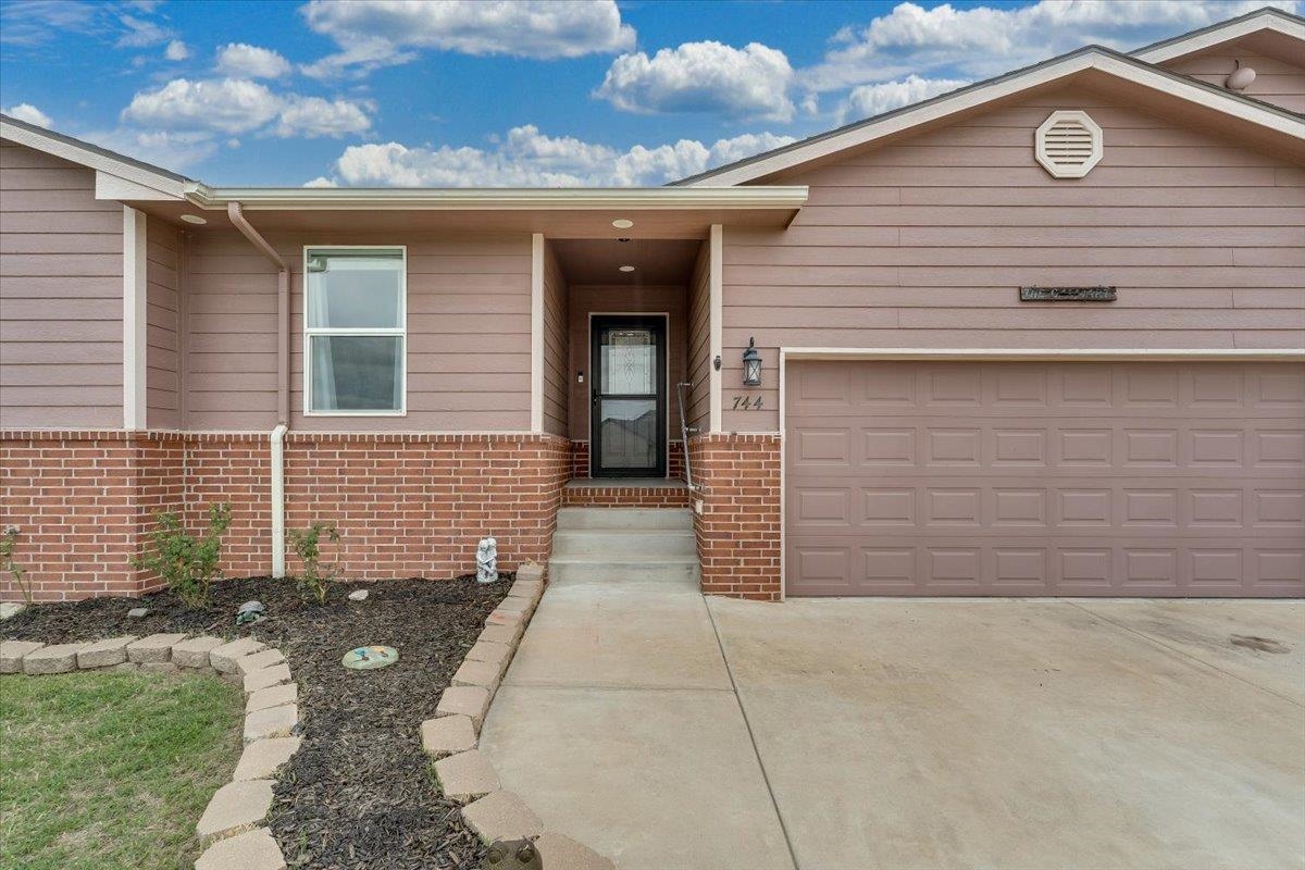 744 N Wakefield Property Photo 3