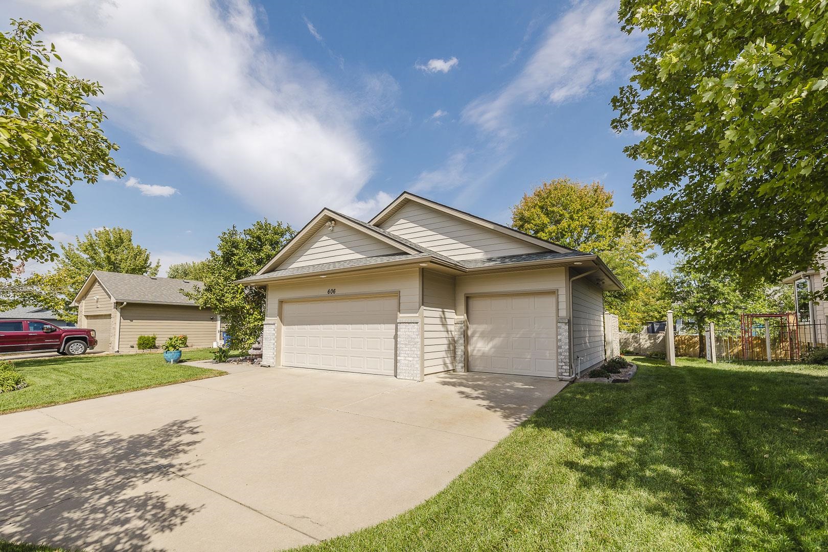 606 S Wheatland Cir Property Photo 3