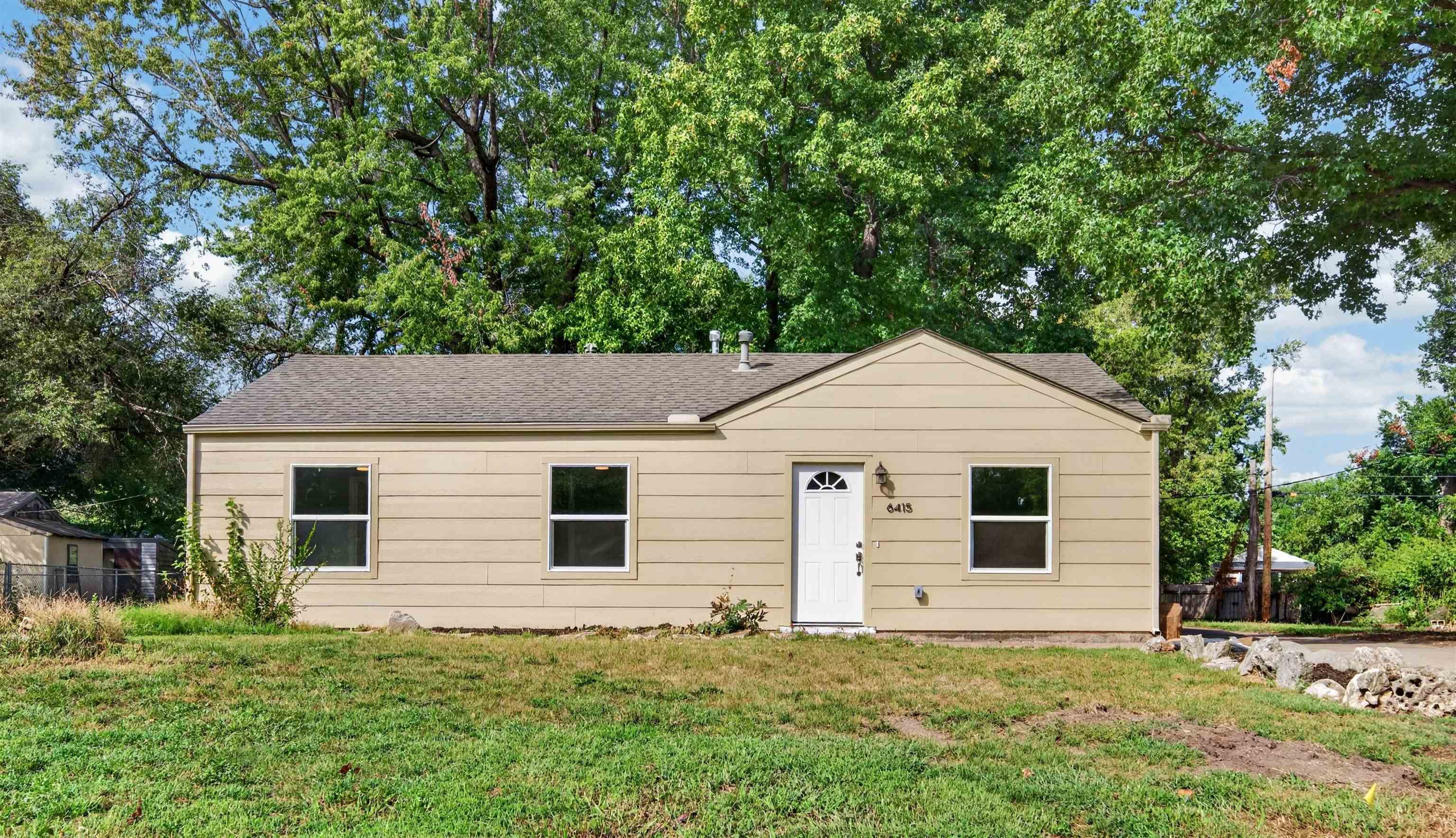 6415 N West Park View St Property Photo 1