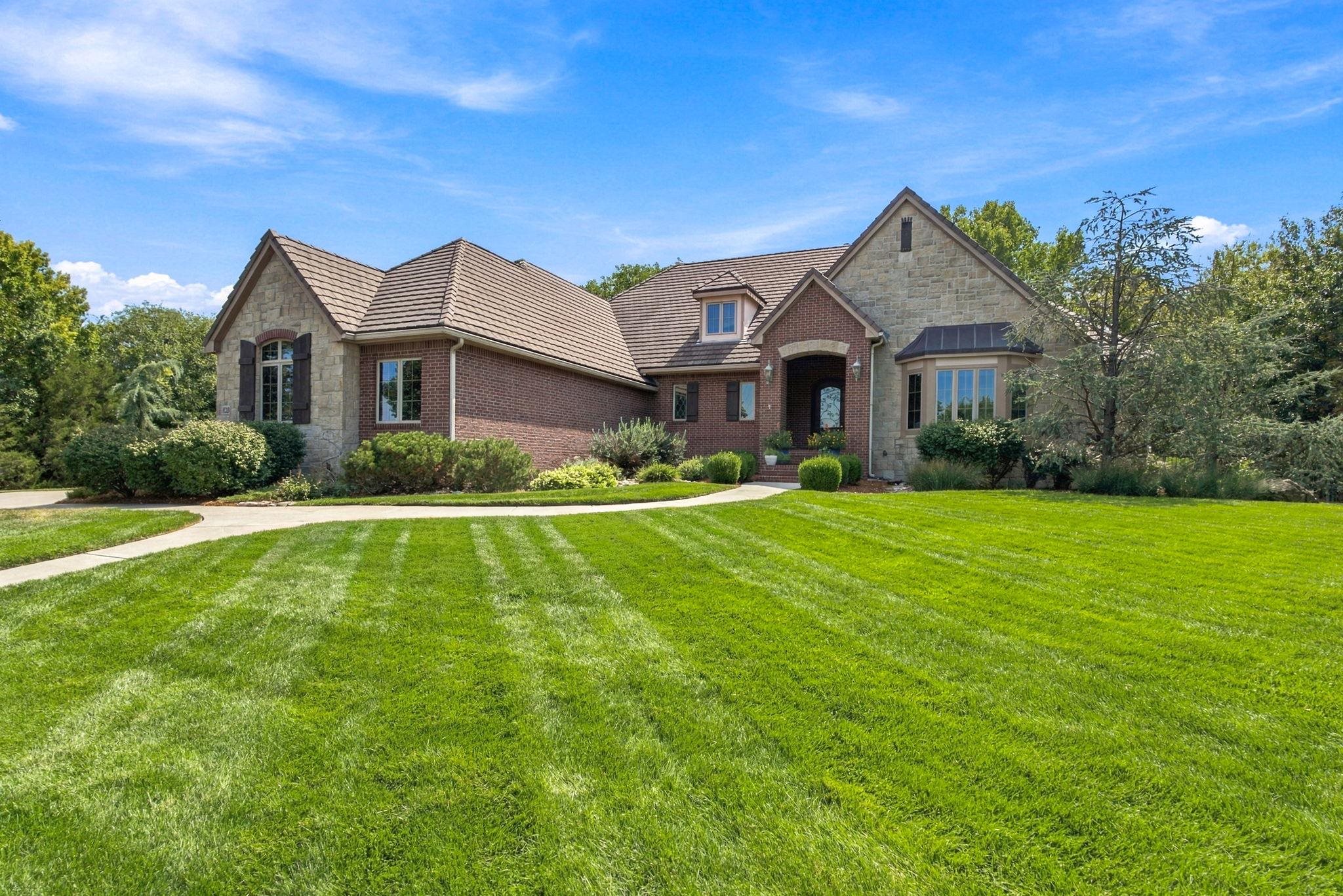 8219 W Meadow Park Property Photo 1
