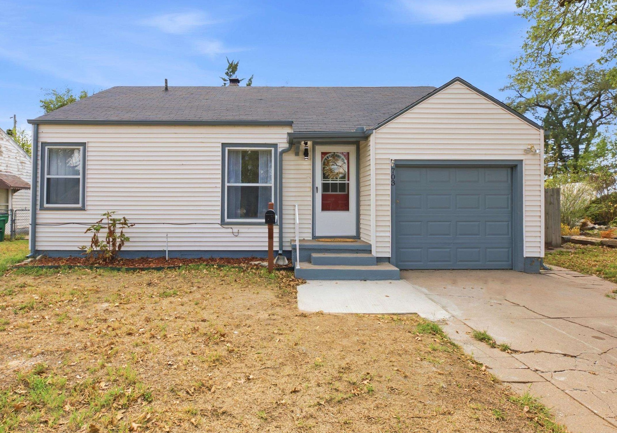 703 W Kinkaid Ave. Property Photo 1