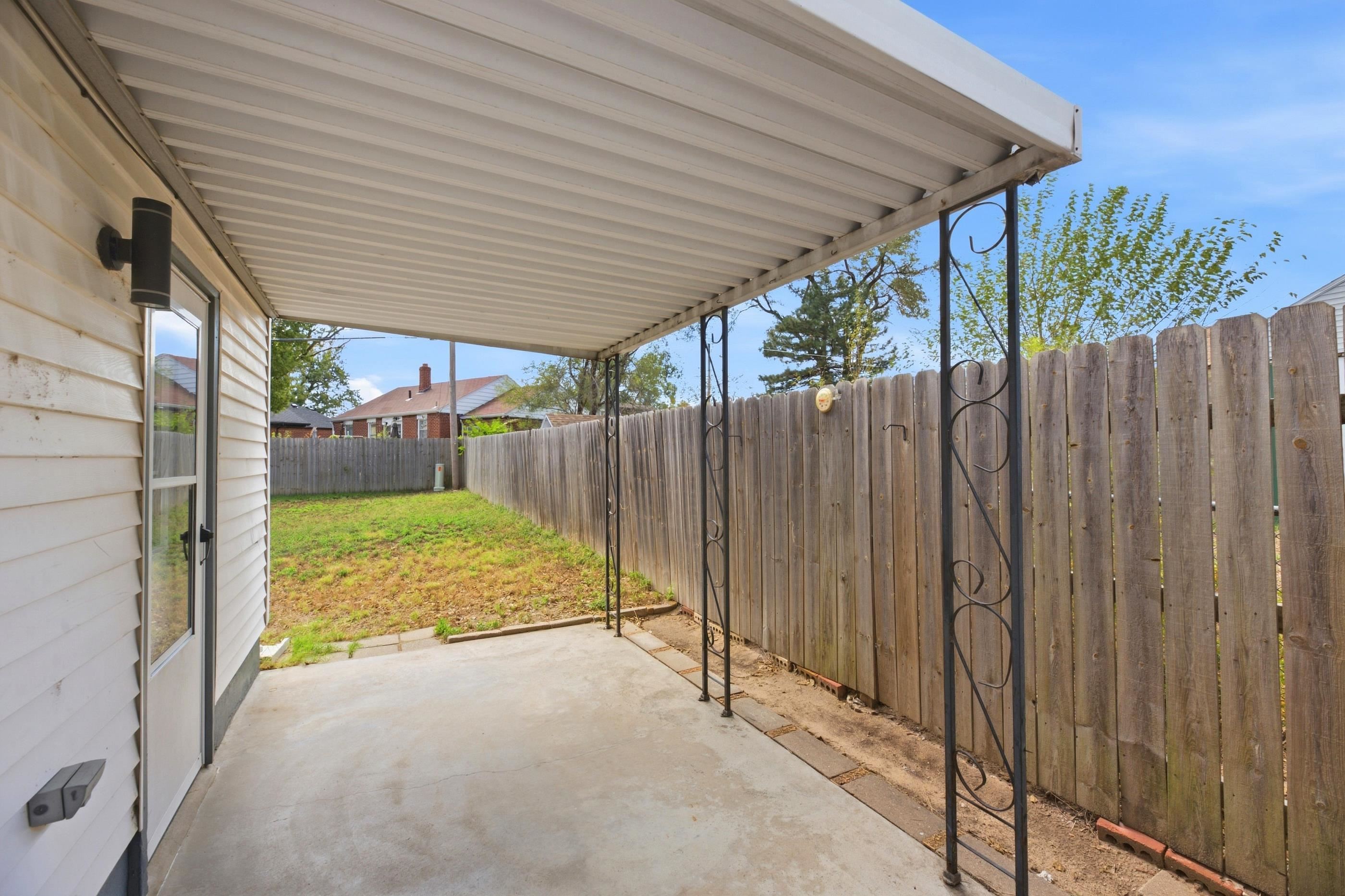 703 W Kinkaid Ave. Property Photo 2