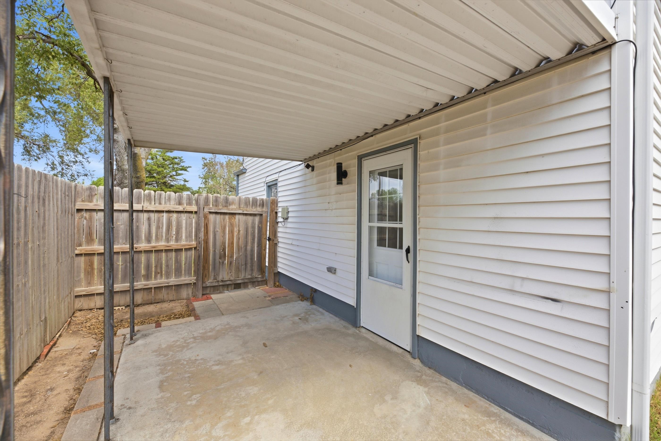 703 W Kinkaid Ave. Property Photo 3