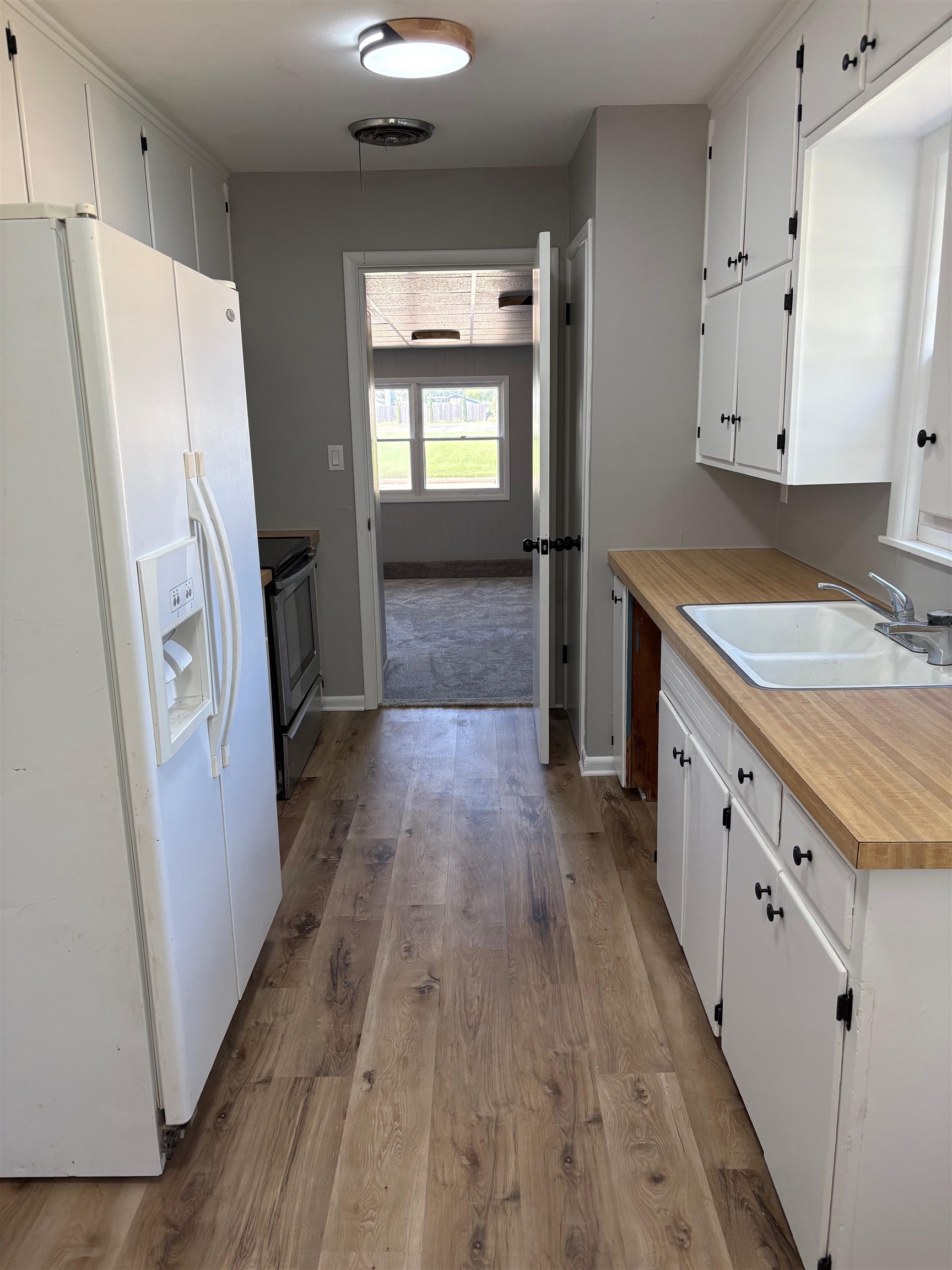 2814 S Elizabeth Property Photo 6