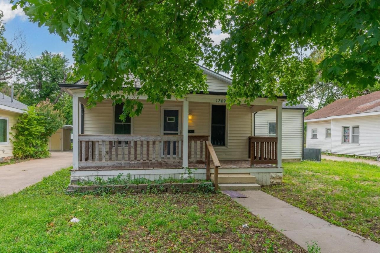 1209 N C St Property Photo 1