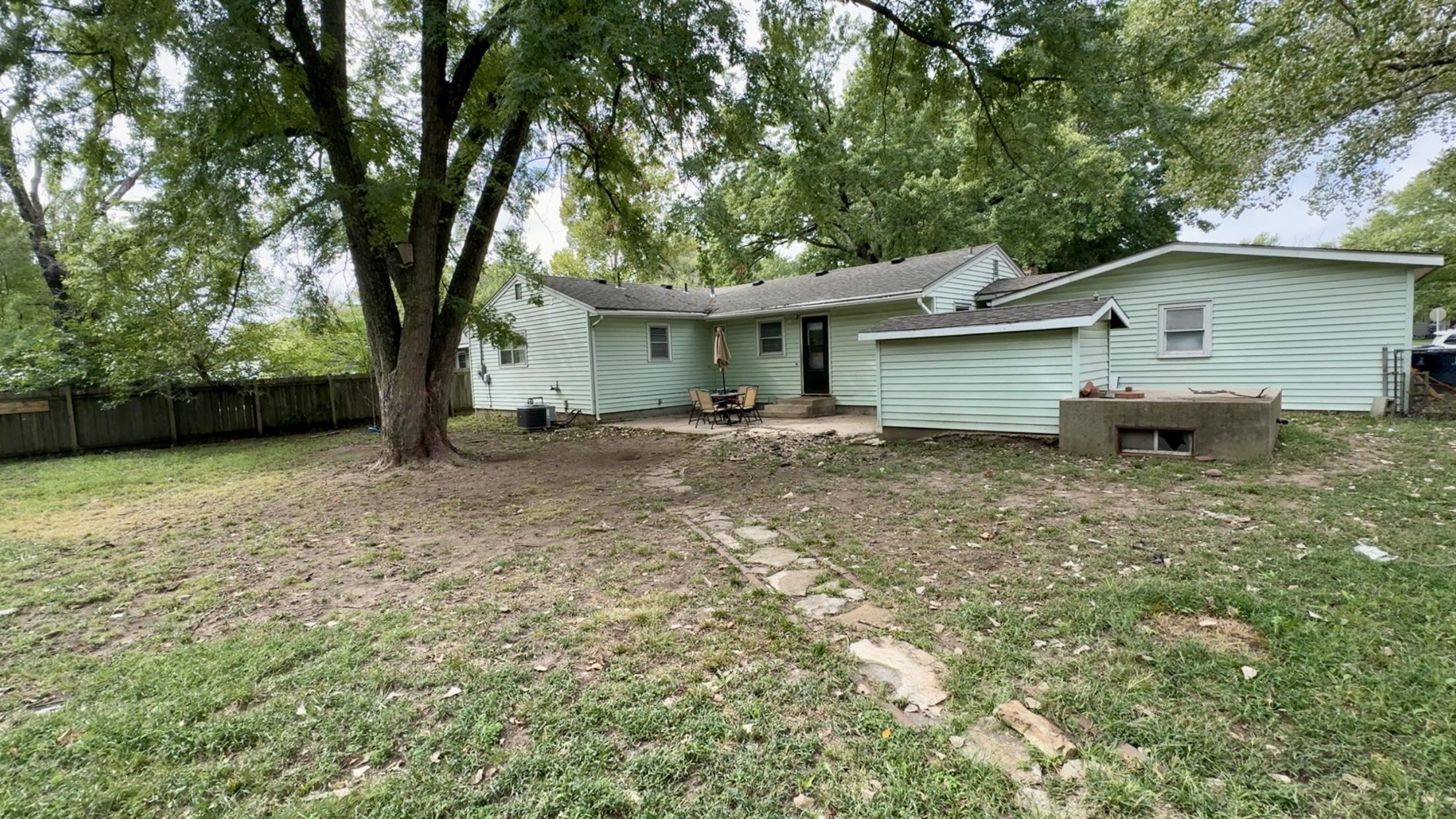 1350 N Taylor Property Photo 4