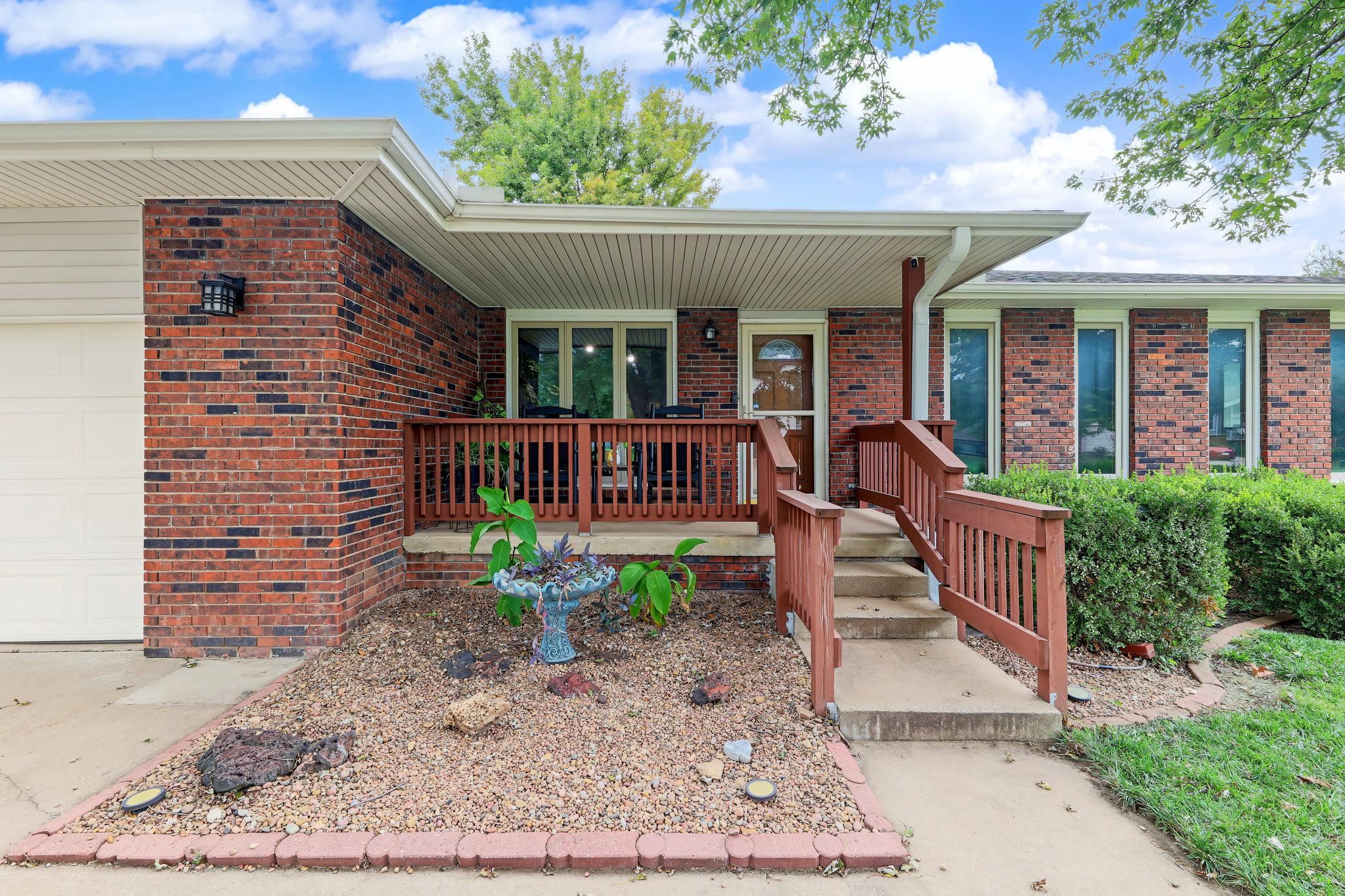 820 Surrey Property Photo 3