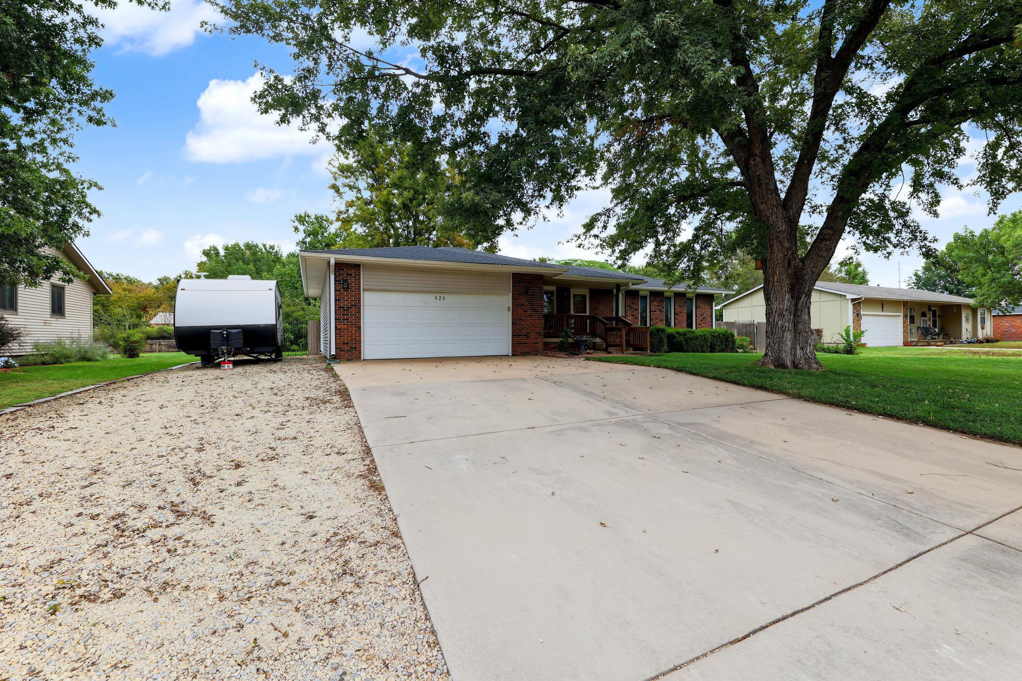 820 Surrey Property Photo 4