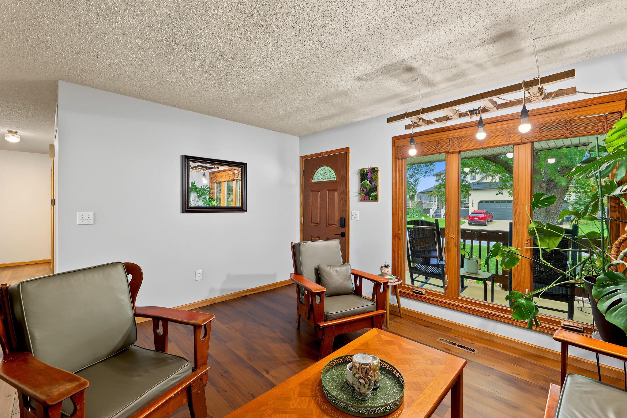 820 Surrey Property Photo 5