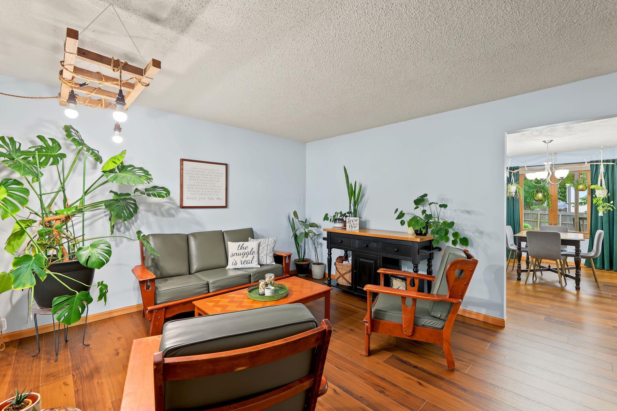 820 Surrey Property Photo 6