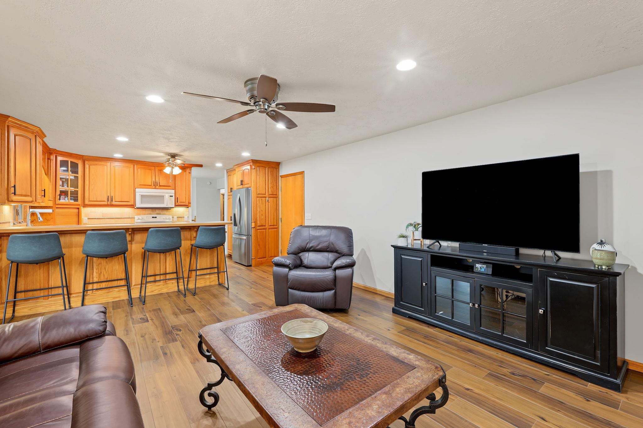 820 Surrey Property Photo 12