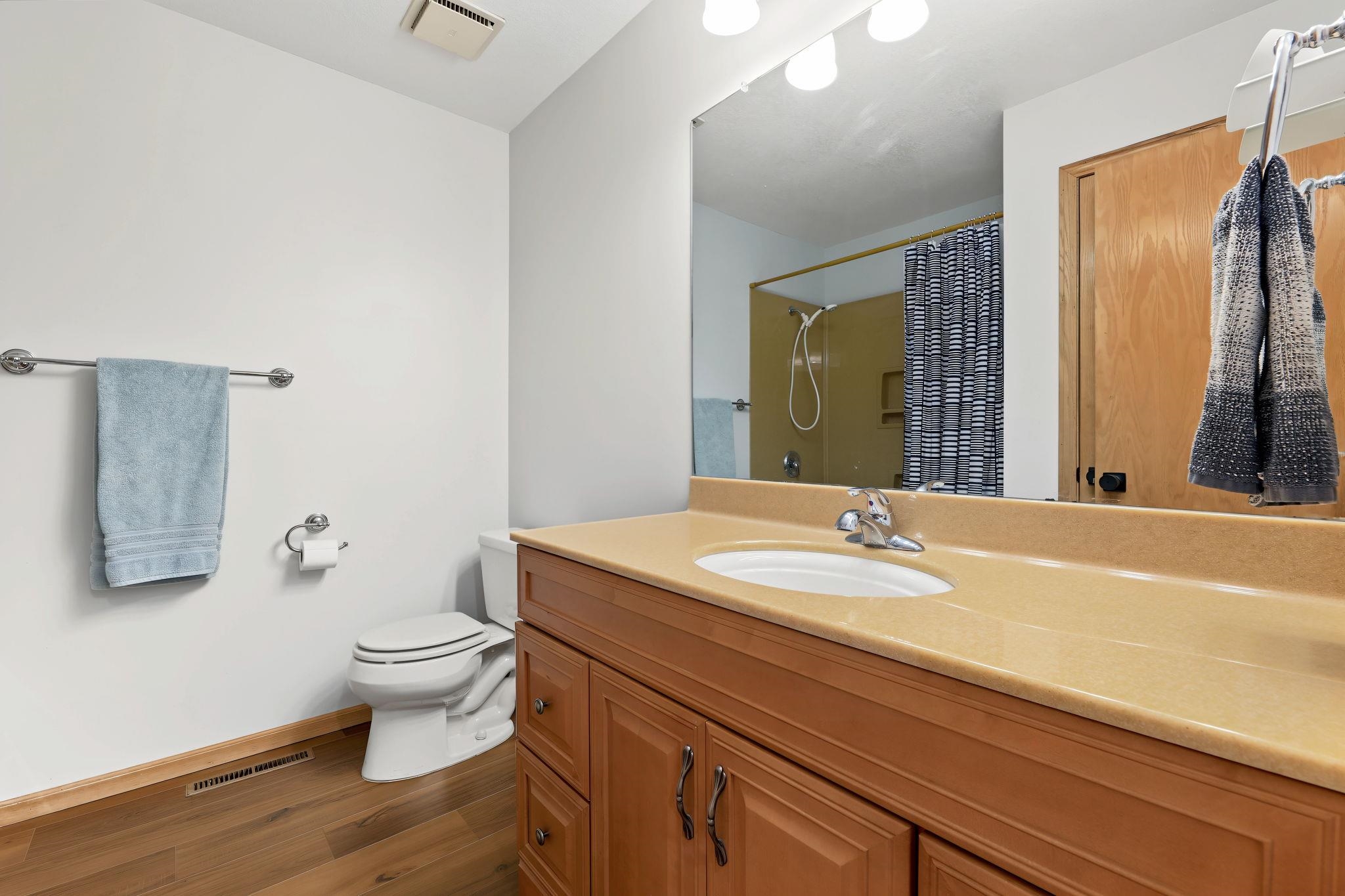 820 Surrey Property Photo 18