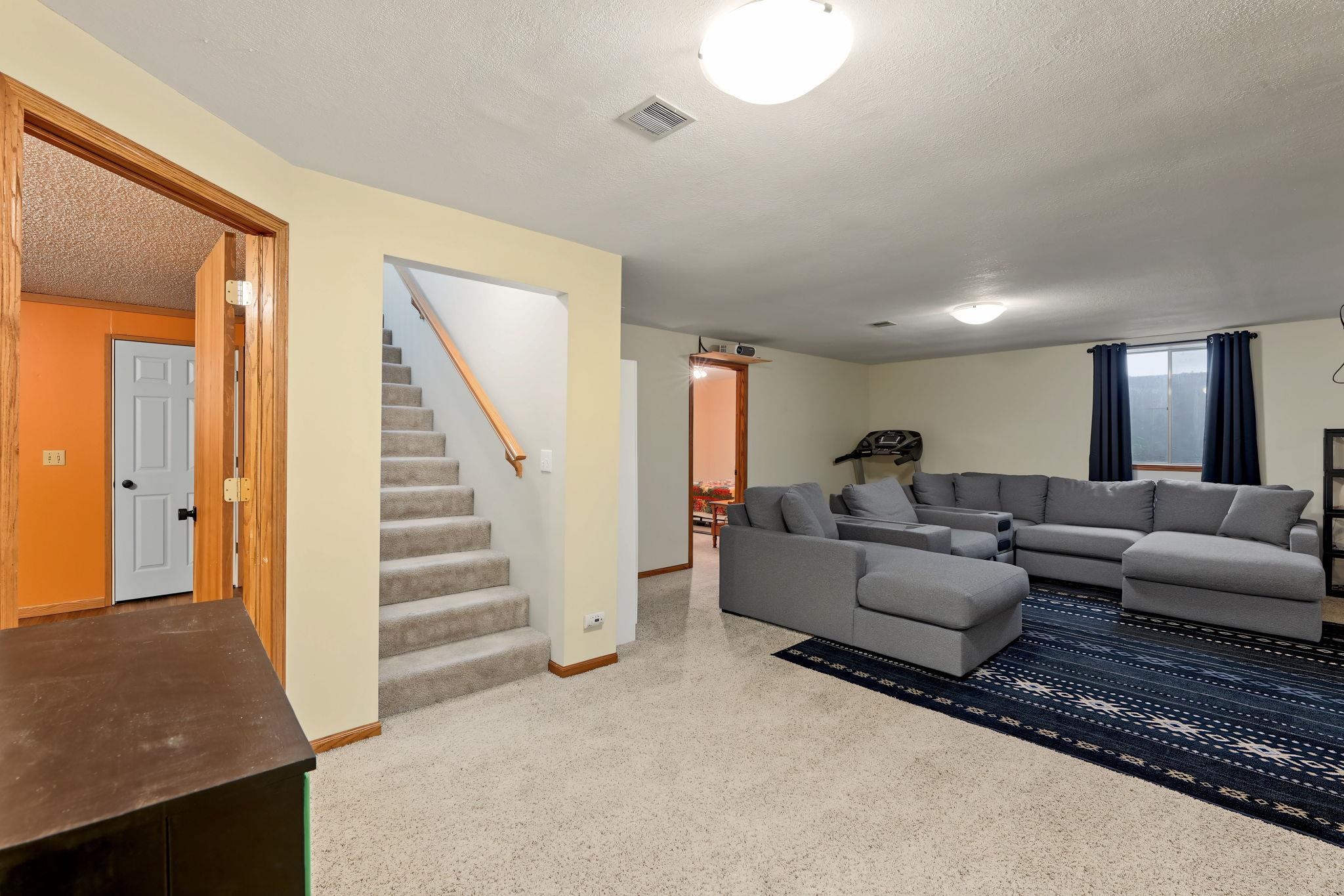 820 Surrey Property Photo 19
