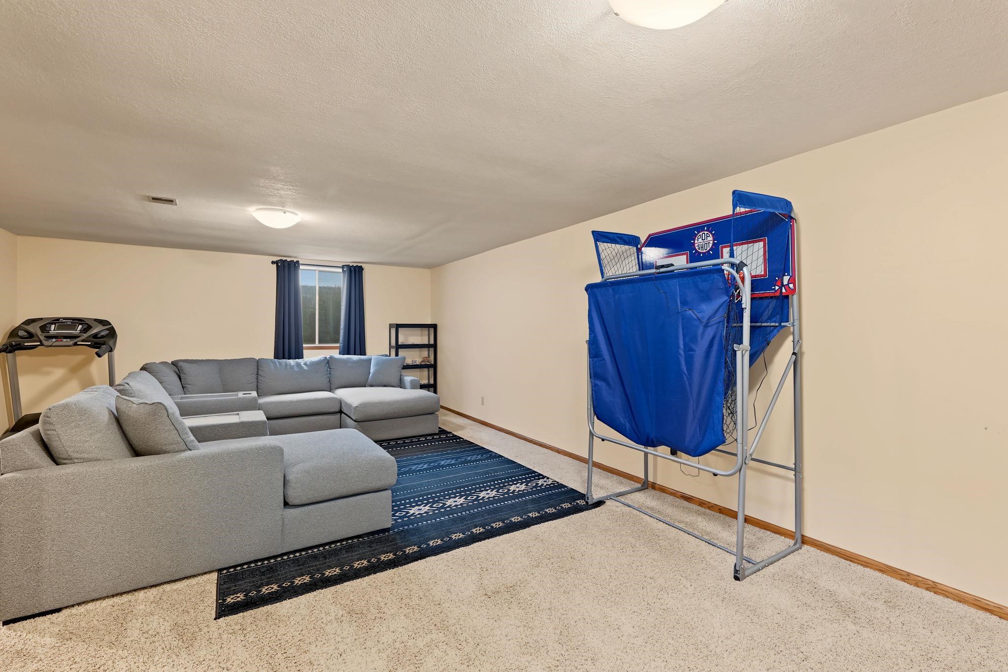 820 Surrey Property Photo 21