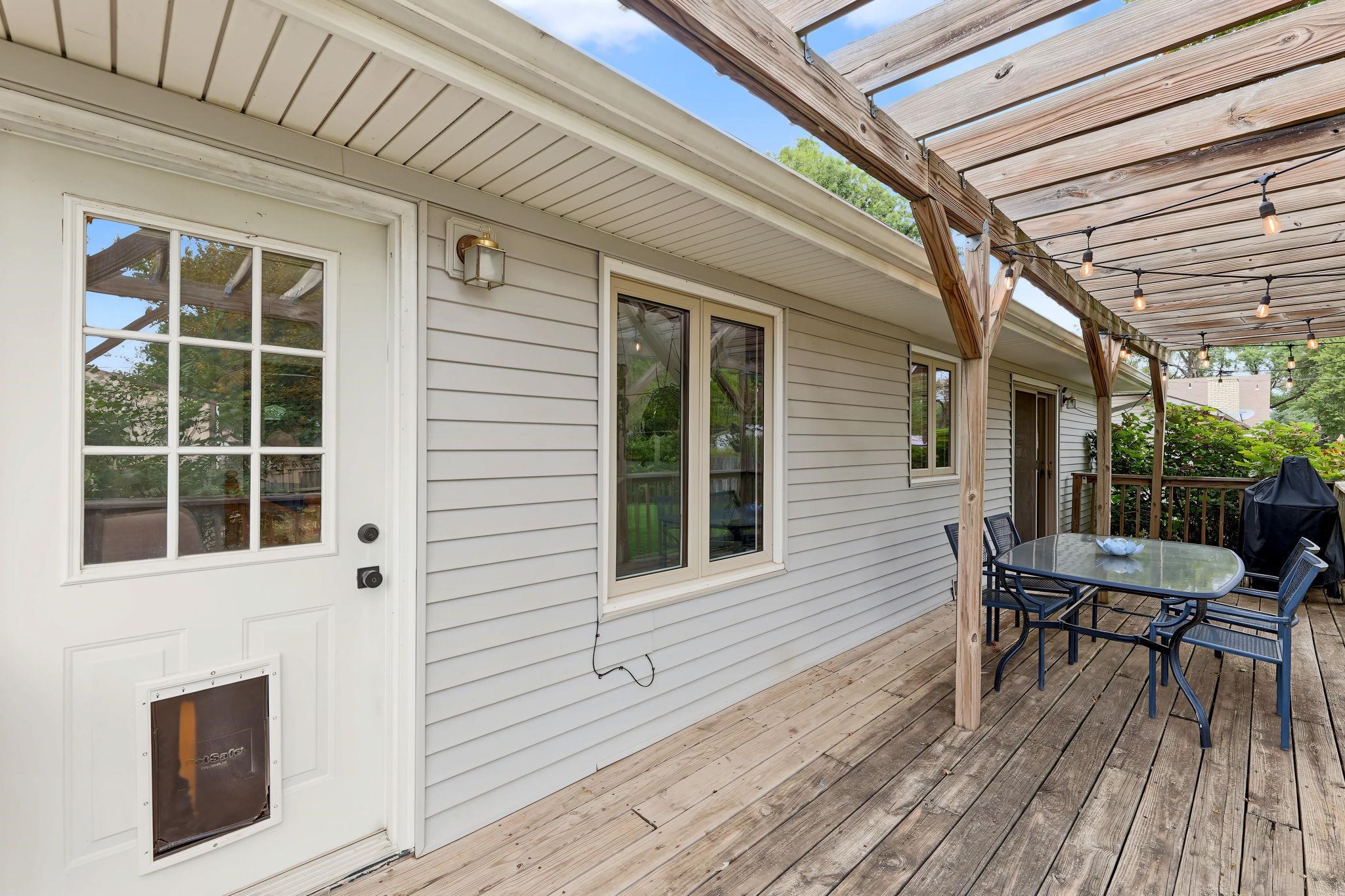 820 Surrey Property Photo 28