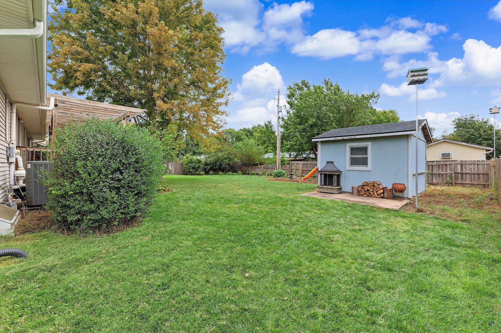 820 Surrey Property Photo 31