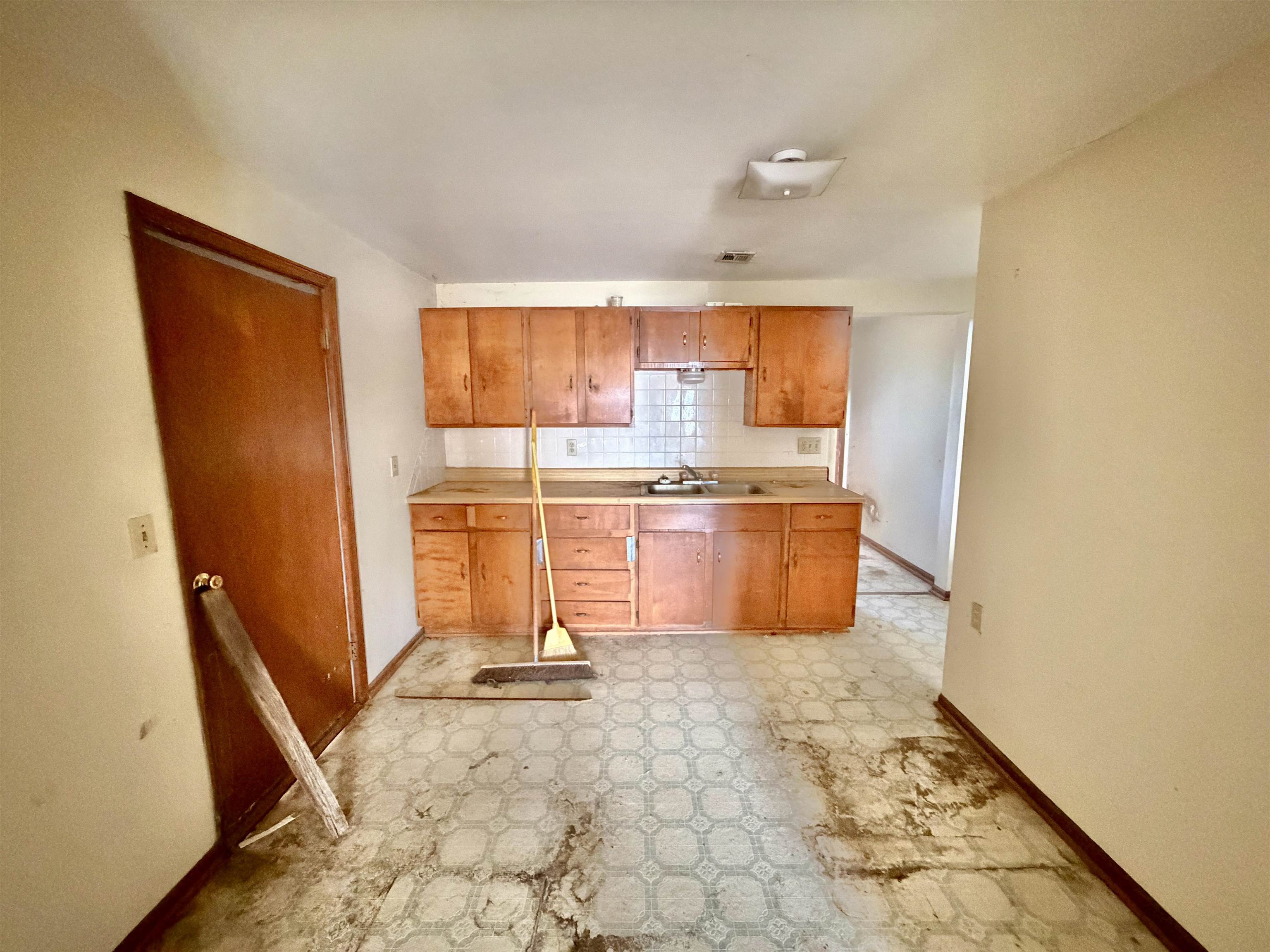 1901 S Silver Property Photo 3