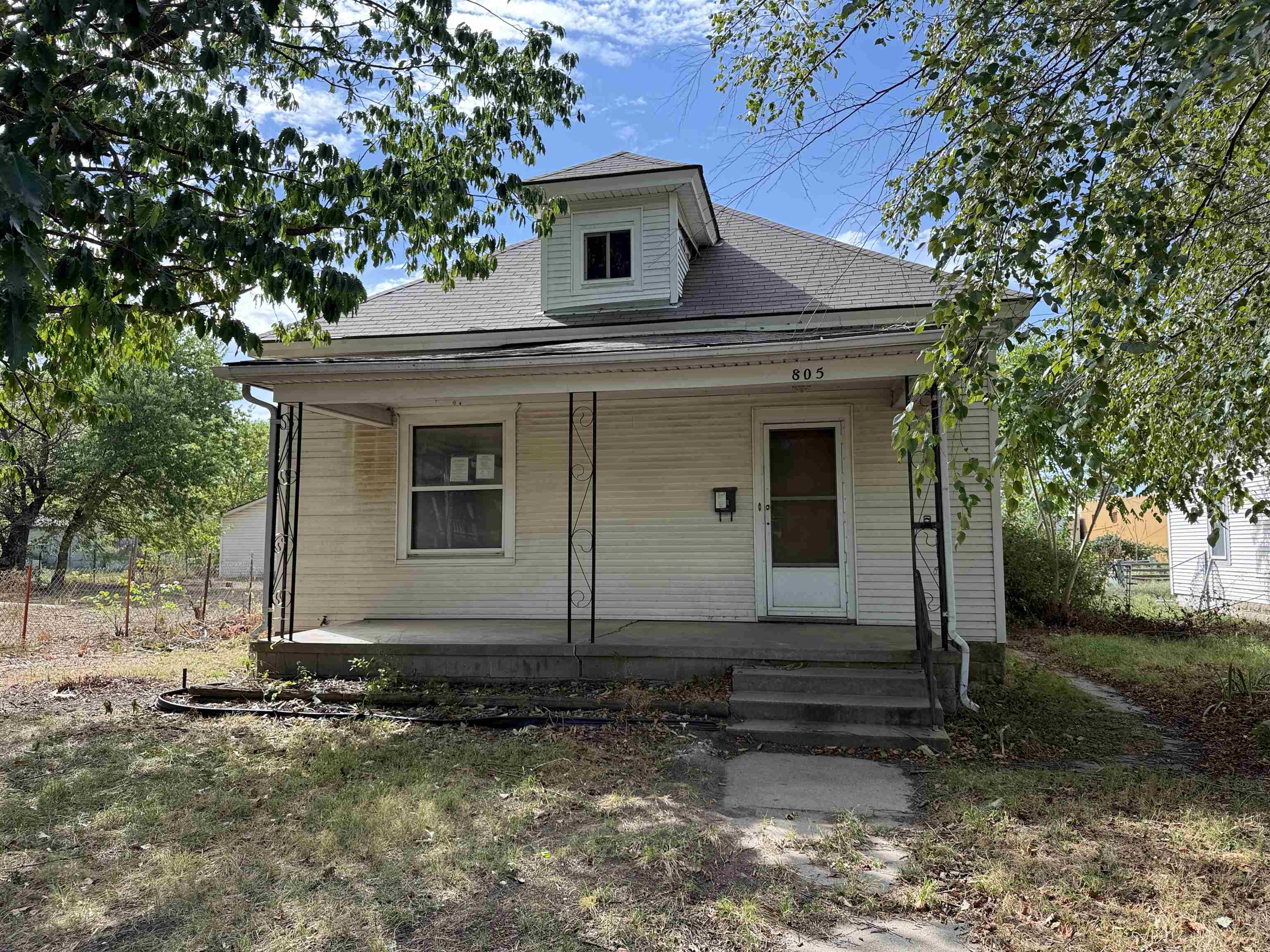805 E 5th Ave Property Photo 1