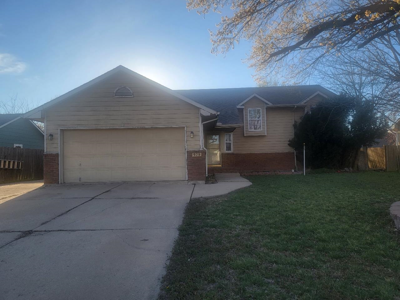 929 Clover Ln Property Photo 1