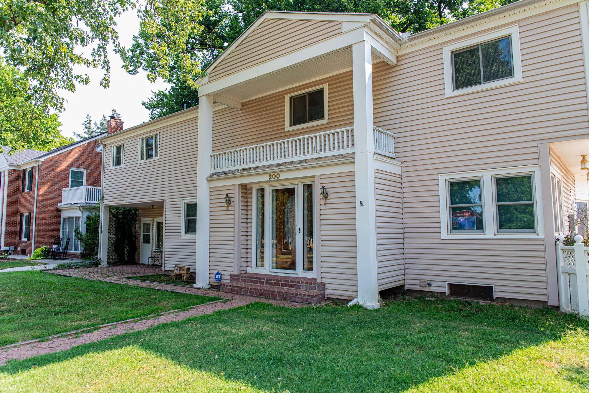 200 N Lakeside Property Photo 2