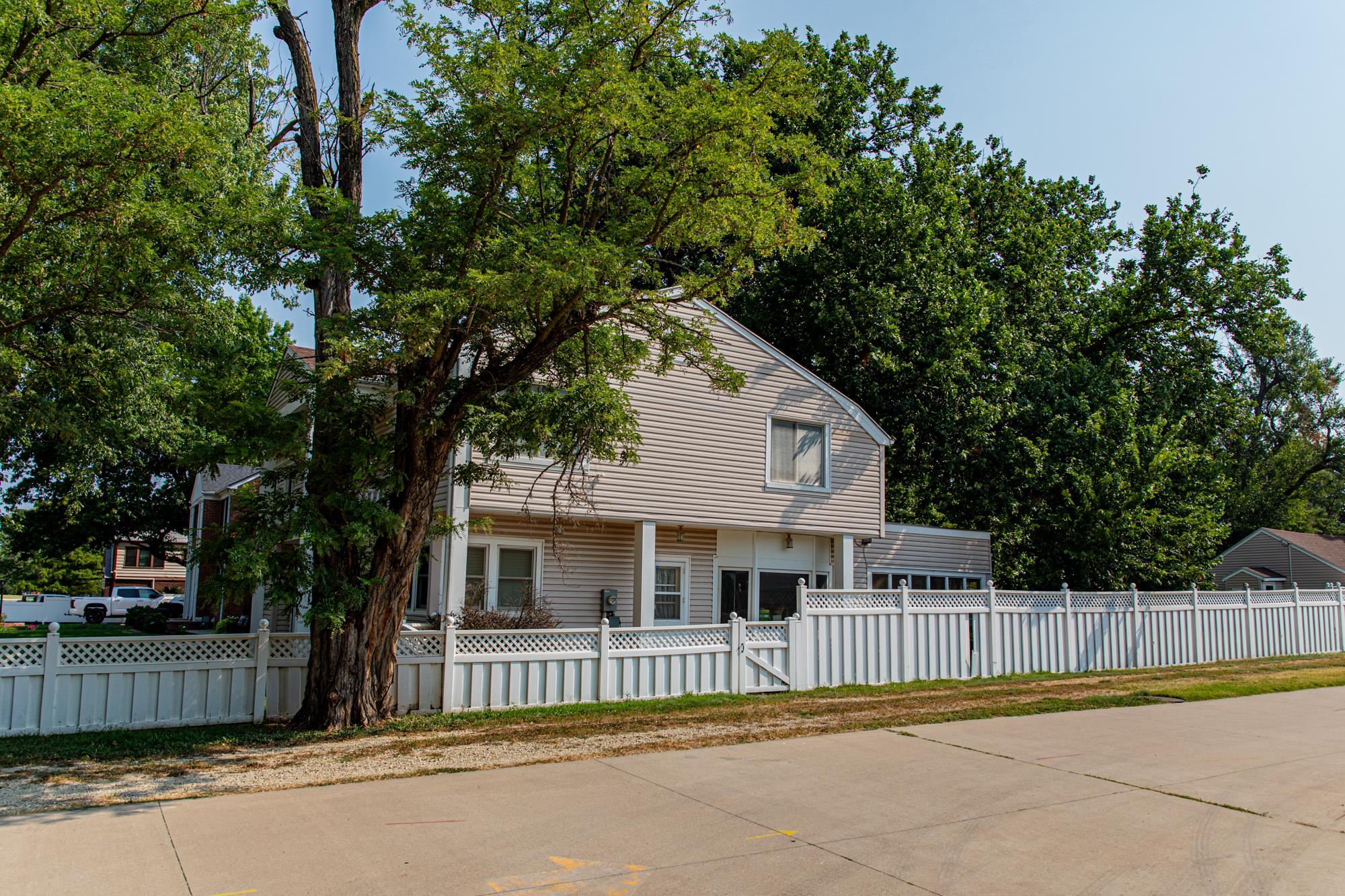 200 N Lakeside Property Photo 4