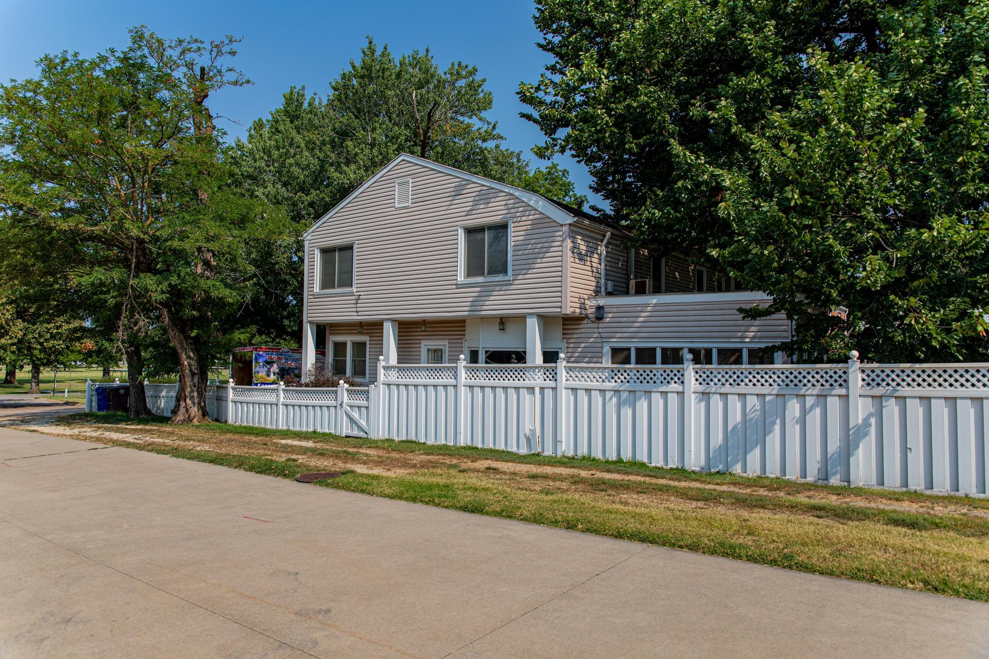 200 N Lakeside Property Photo 5