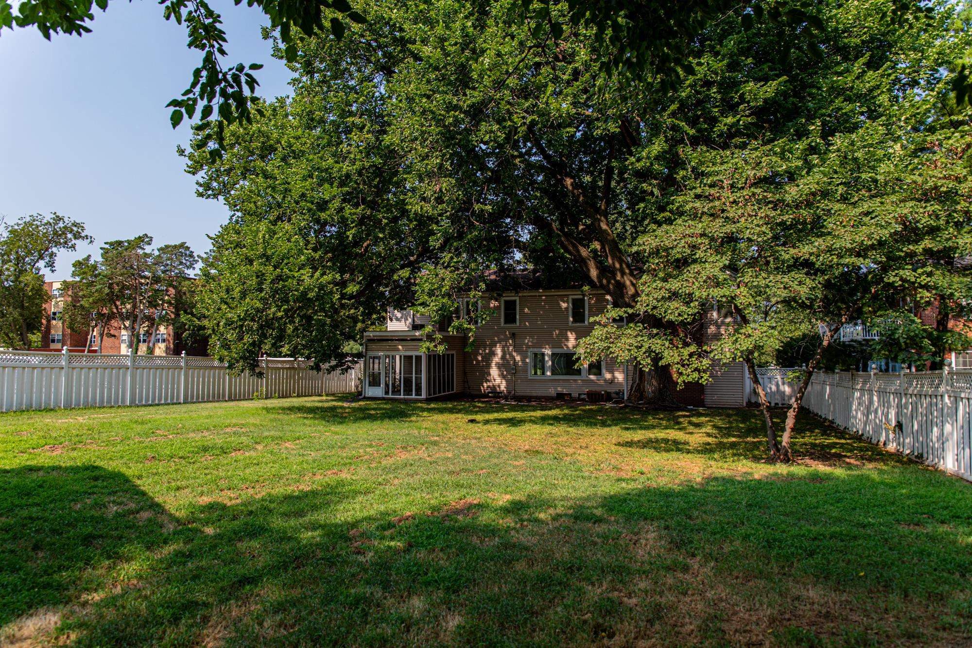 200 N Lakeside Property Photo 11