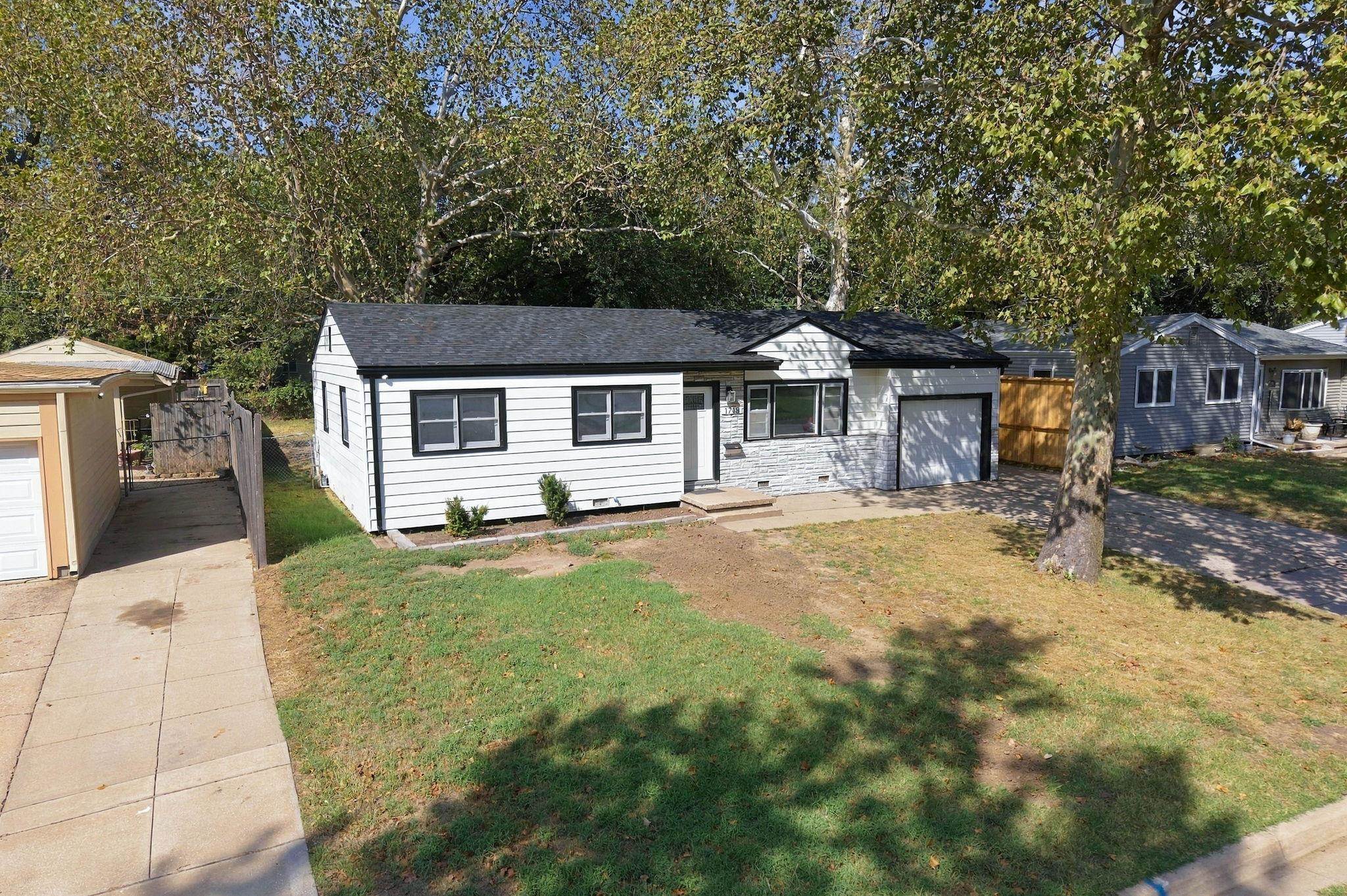 1715 N Joann St Property Photo 2