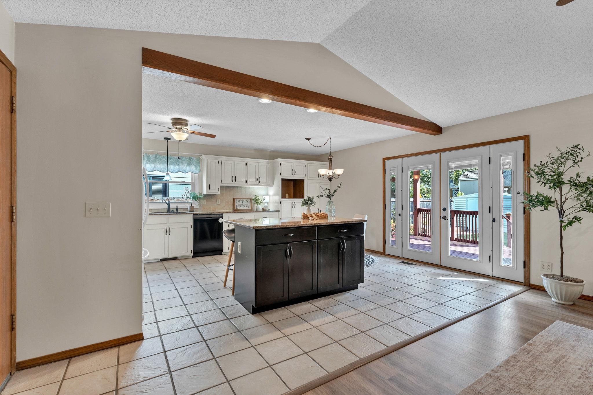 2048 N Murray St Property Photo 7