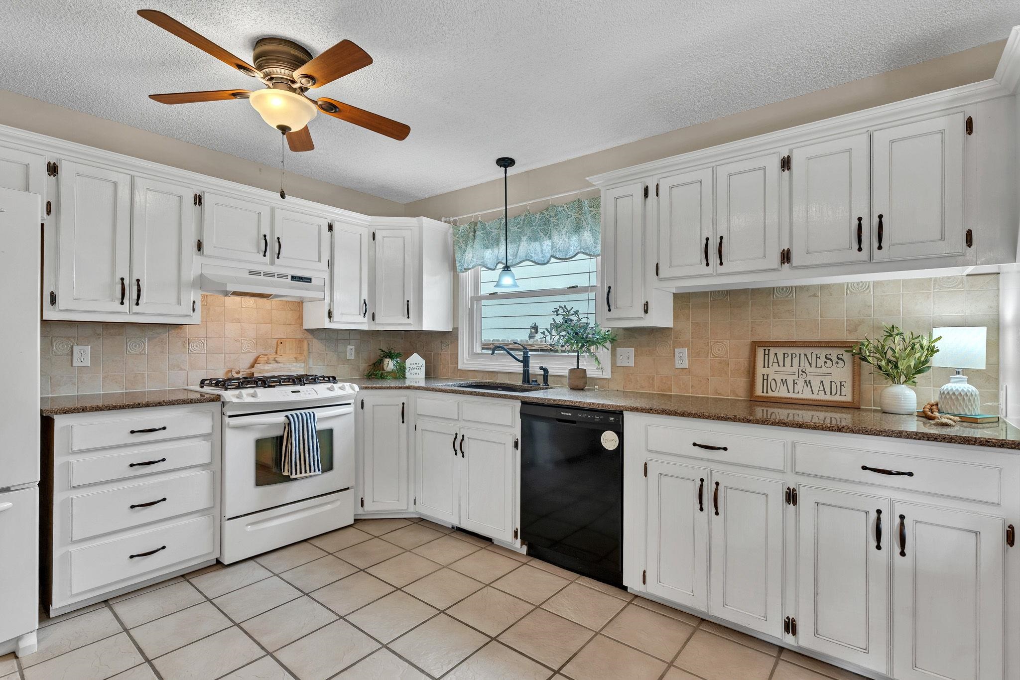 2048 N Murray St Property Photo 9